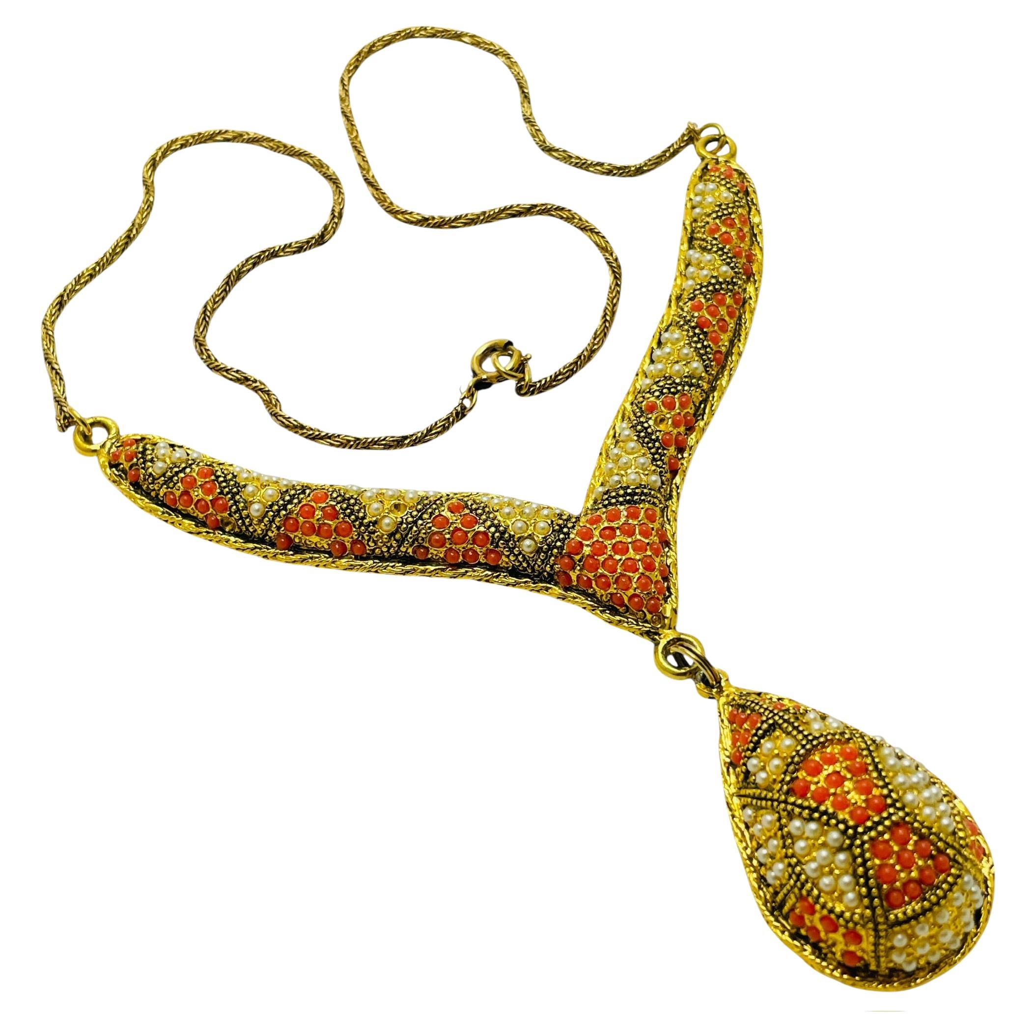 Collana di design con perle di corallo finto d'epoca in tonalità oro in vendita