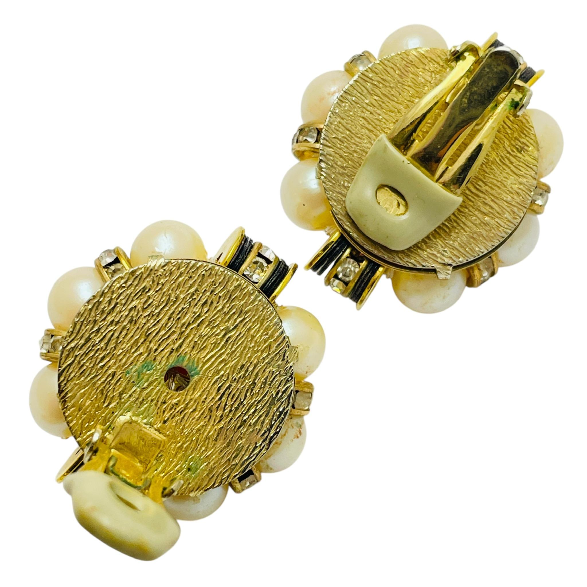 Vintage Gold Ton faux Koralle Perle Strass Designer Landebahn Clip auf Ohrringe im Zustand „Gut“ im Angebot in Palos Hills, IL