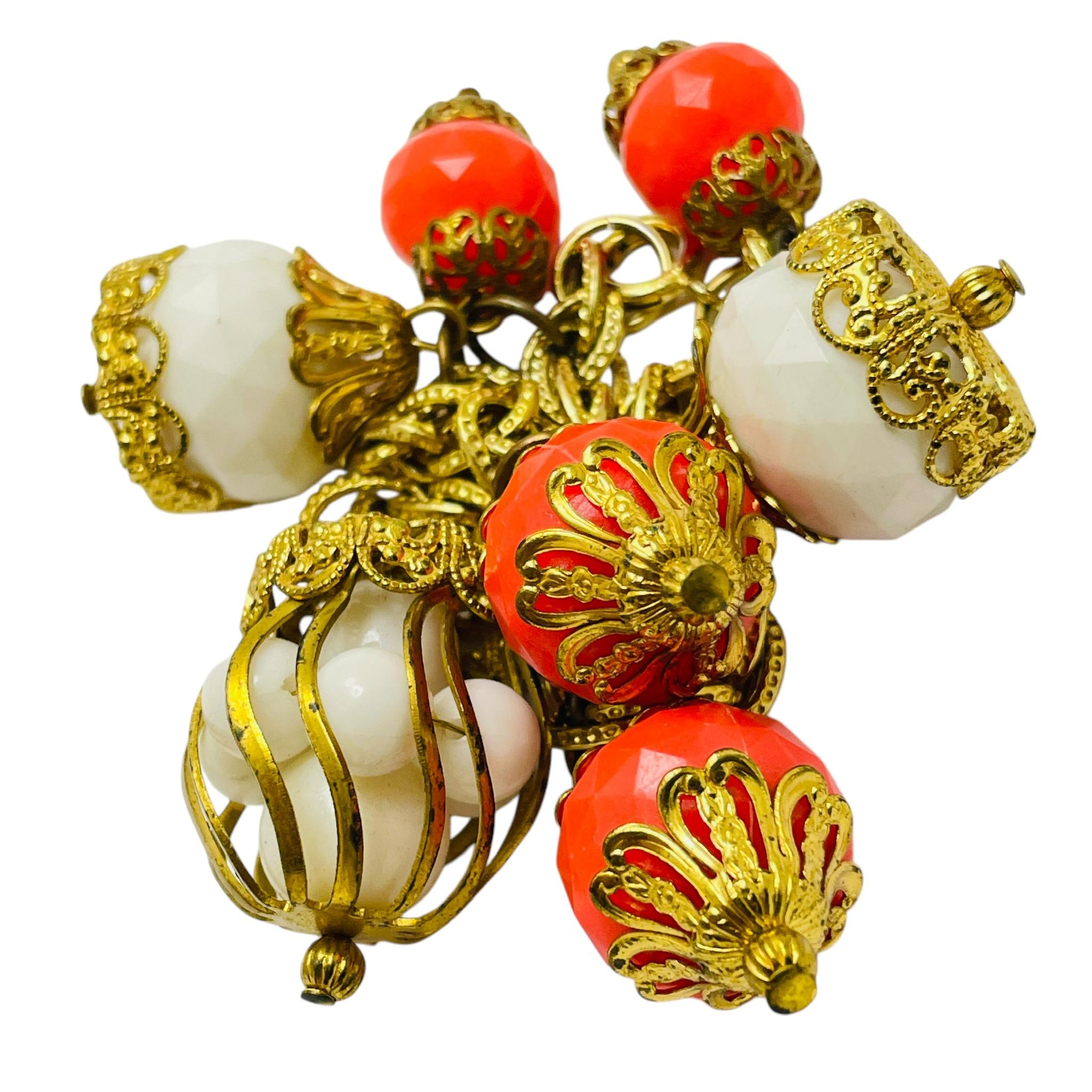 Vintage Gold Ton faux Koralle weiß Perlen Charme Designer Armband im Zustand „Gut“ im Angebot in Palos Hills, IL