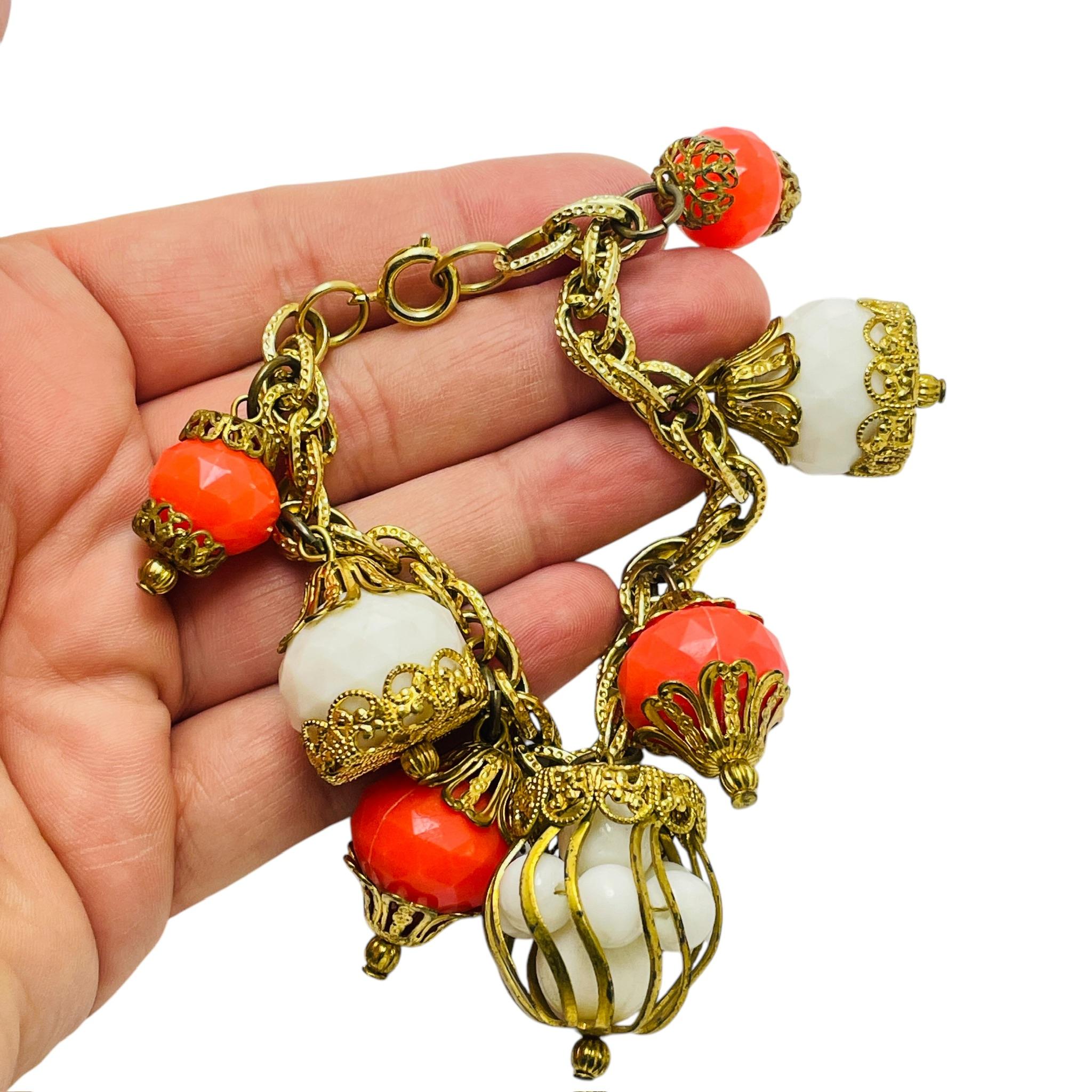 Vintage Gold Ton faux Koralle weiß Perlen Charme Designer Armband Damen im Angebot