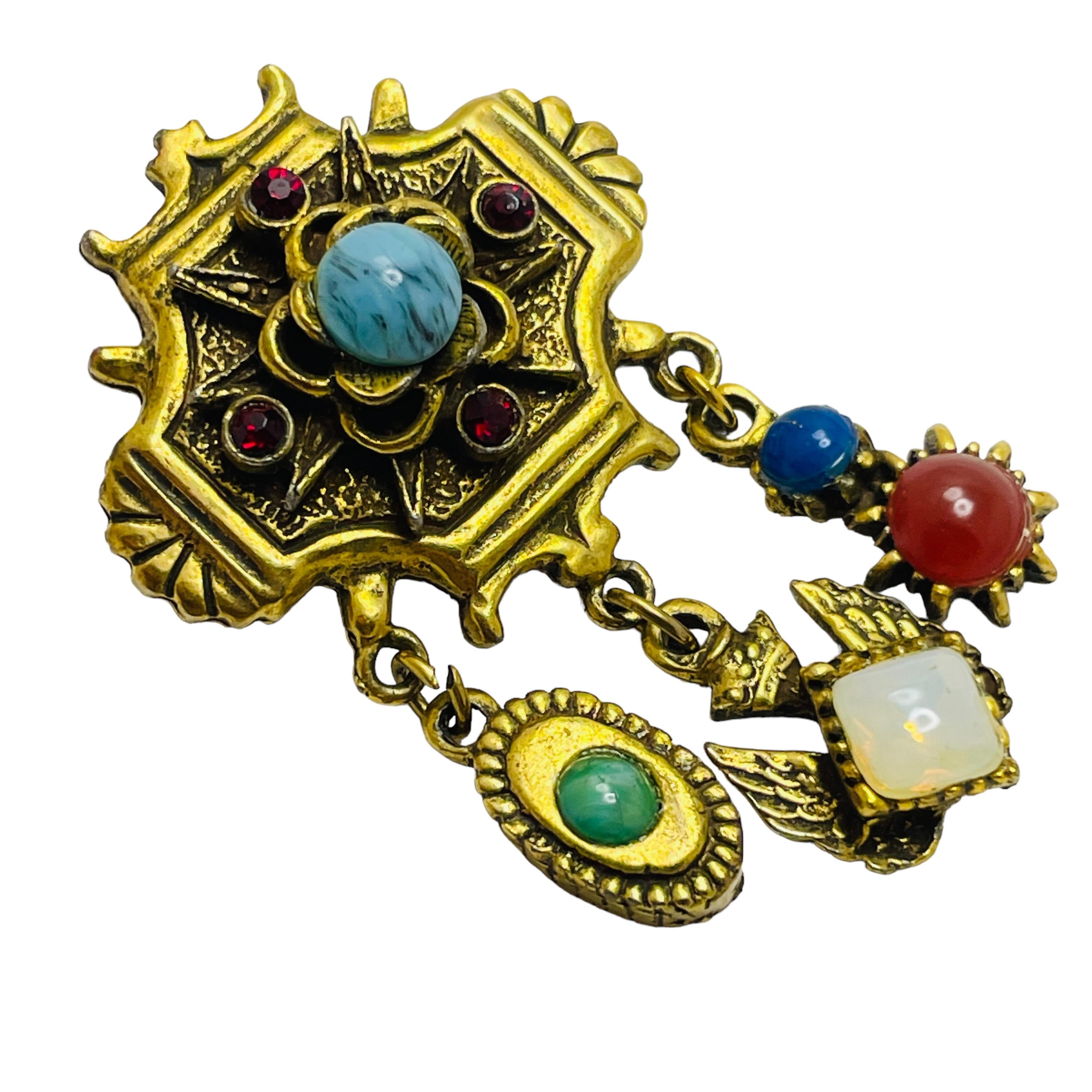 DETAILS

- • ohne Vorzeichen

- • Goldton mit unechten Edelsteinen

- • Vintage-Designer-Brosche

MASSNAHMEN  

- • 2