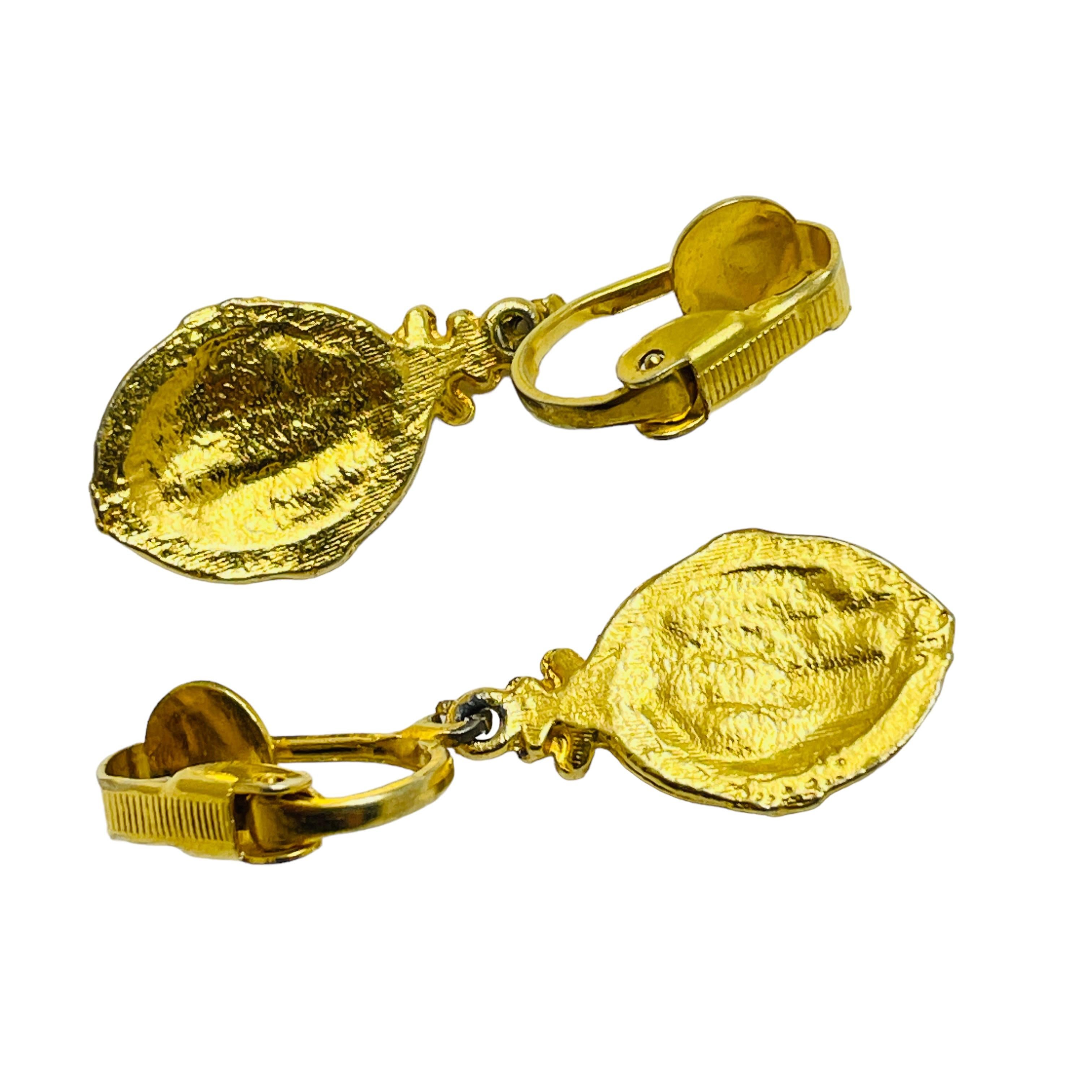 Vintage gold tone faux green jade drop designer earrings In Good Condition For Sale In Palos Hills, IL