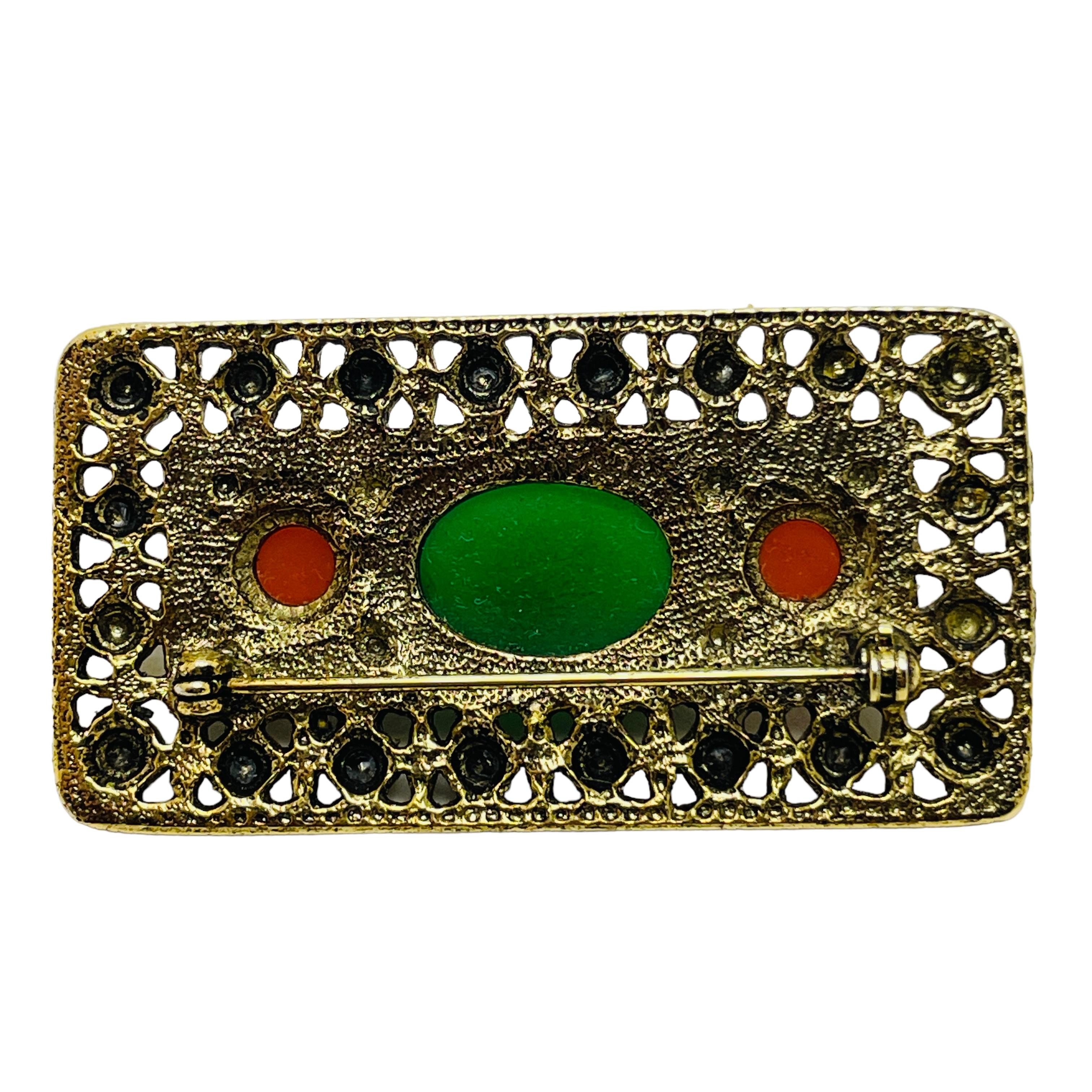 Vintage gold tone faux jade carnelian Etruscan brooch designer brooch In Good Condition For Sale In Palos Hills, IL