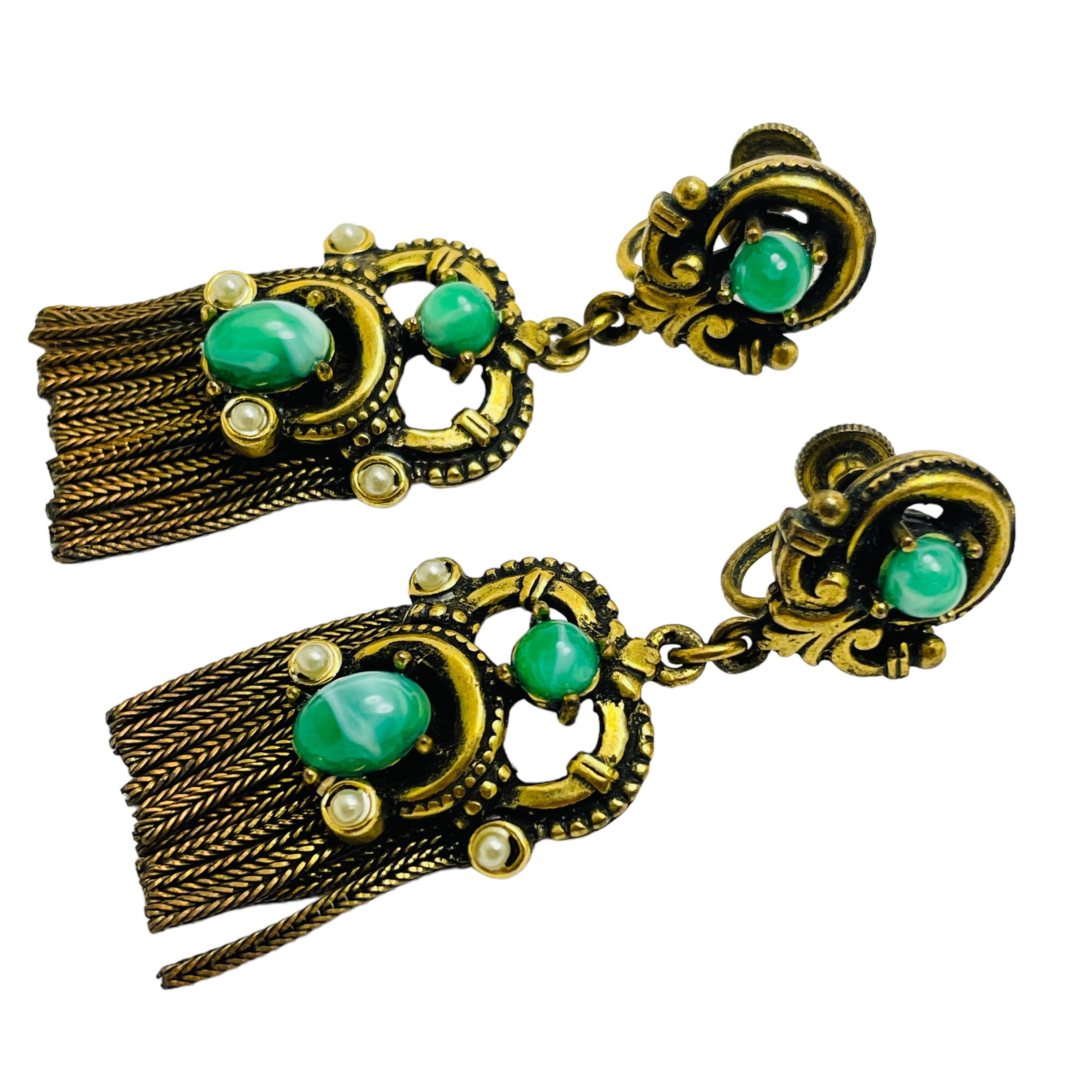 DETAILS

• unsigned 

• gold tone with faux glass stones

• vintage designer earrings

MEASUREMENTS  

• 

CONDITION

•  very good vintage condition with minimal signs of wear 

 Sku 41

❤️❤️  VINTAGE DESIGNER JEWELRY ❤️❤️

❤️❤️  ALEXANDER’S