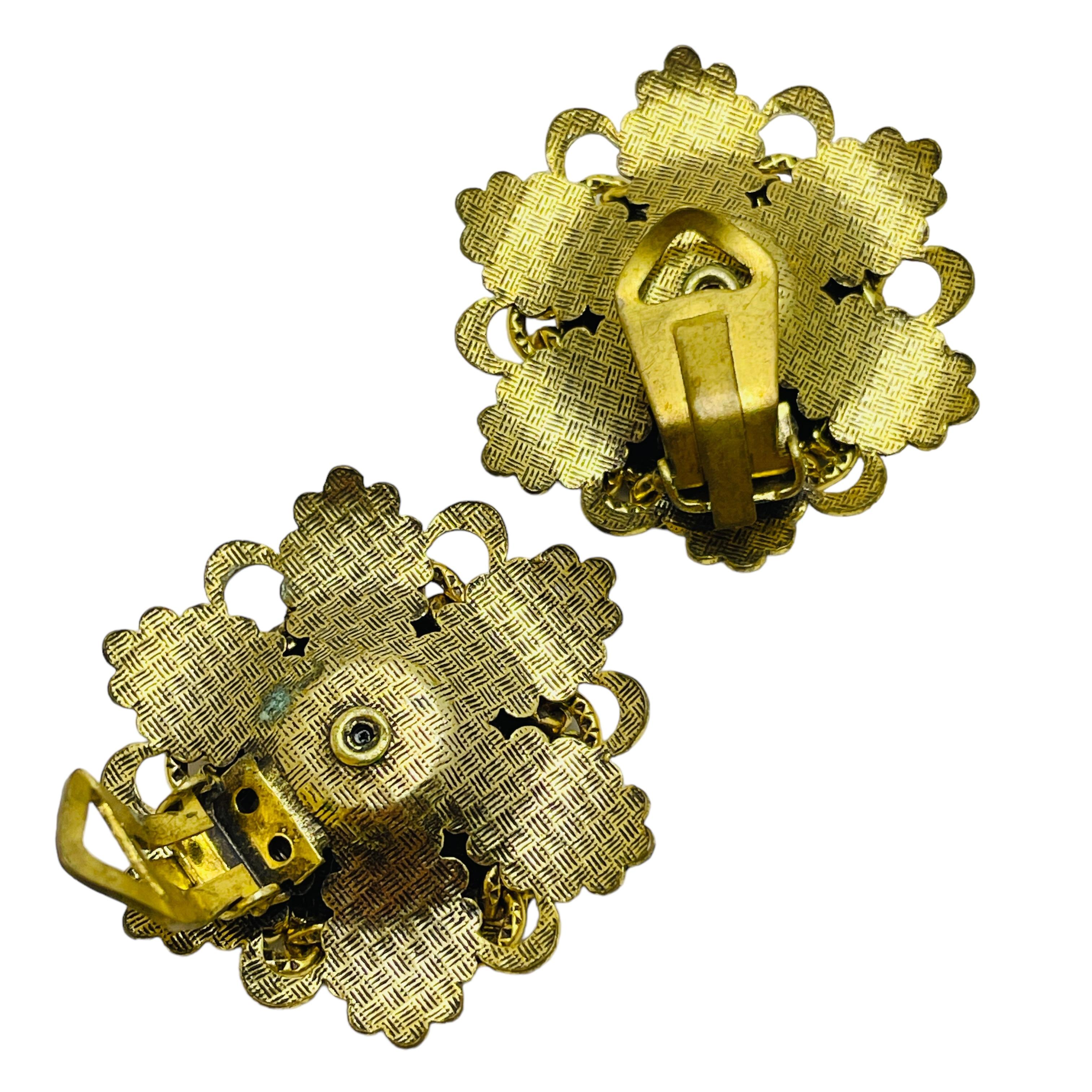 Vintage gold tone faux lapis flower designer clip on earrings In Good Condition For Sale In Palos Hills, IL