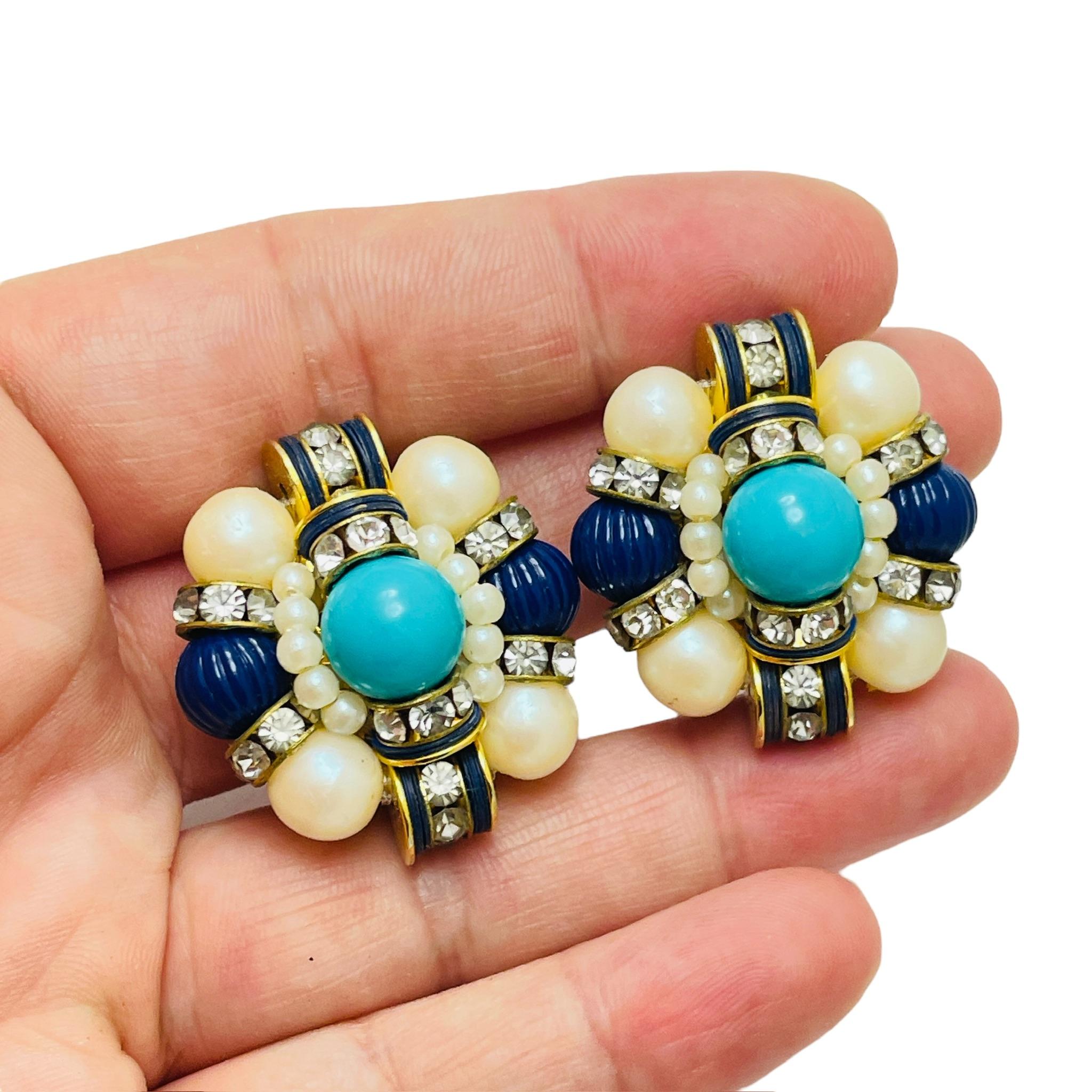 Donna Orecchini a clip d'epoca in tonalità oro con finte perle di lapis e turchese, firmati da una passerella in vendita