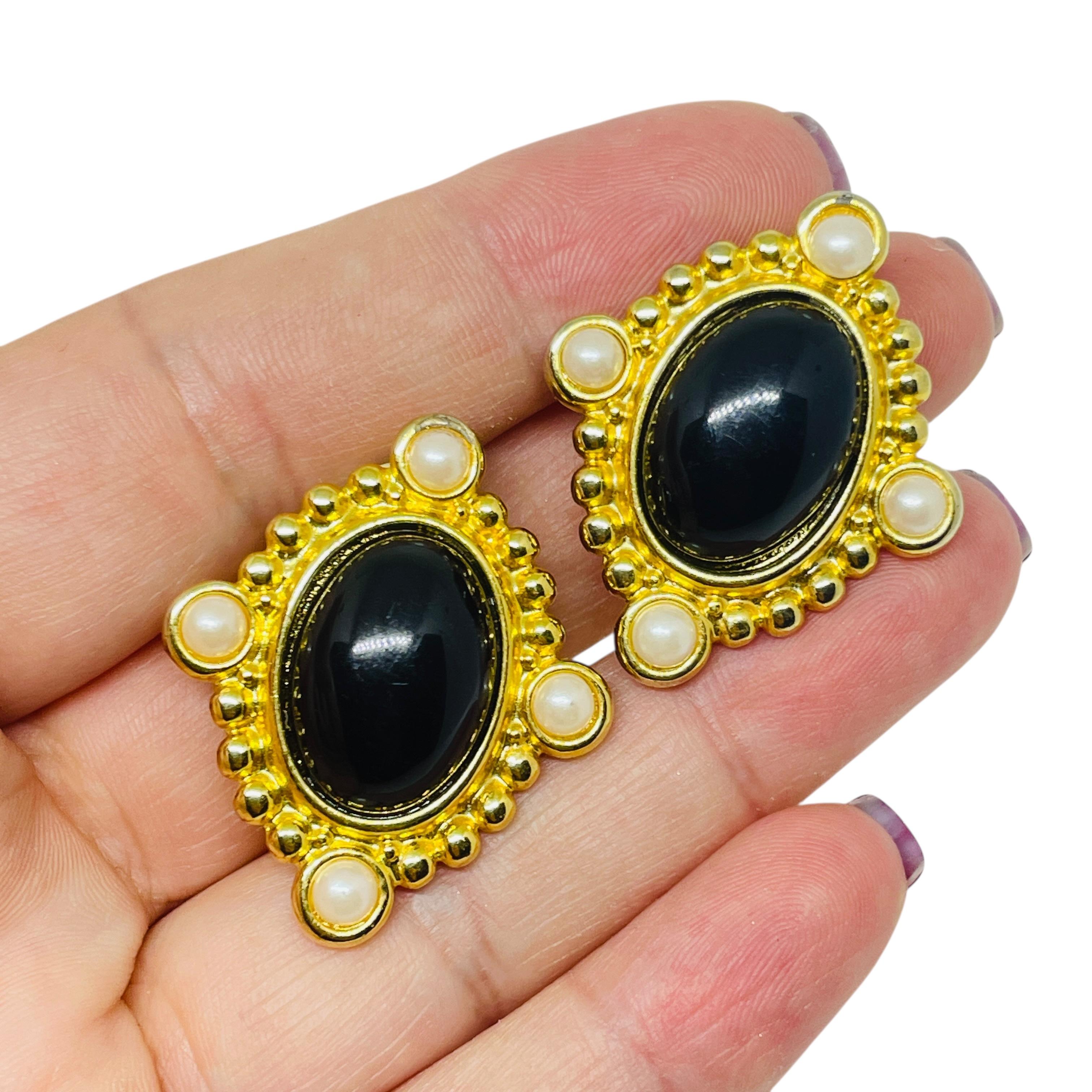 DETAILS

- • ohne Vorzeichen

- • goldfarben mit Kunstperle und Glas cb

- • Vintage-Designer-Ohrringe
 
MASSNAHMEN  

- • CONDIT

- •  sehr guter Vintage-Zustand mit minimalen Gebrauchsspuren 

 Sku 54

❤️❤️   VINTAGE-DESIGNER-SCHMUCK   ❤️❤️

❤️❤️ 