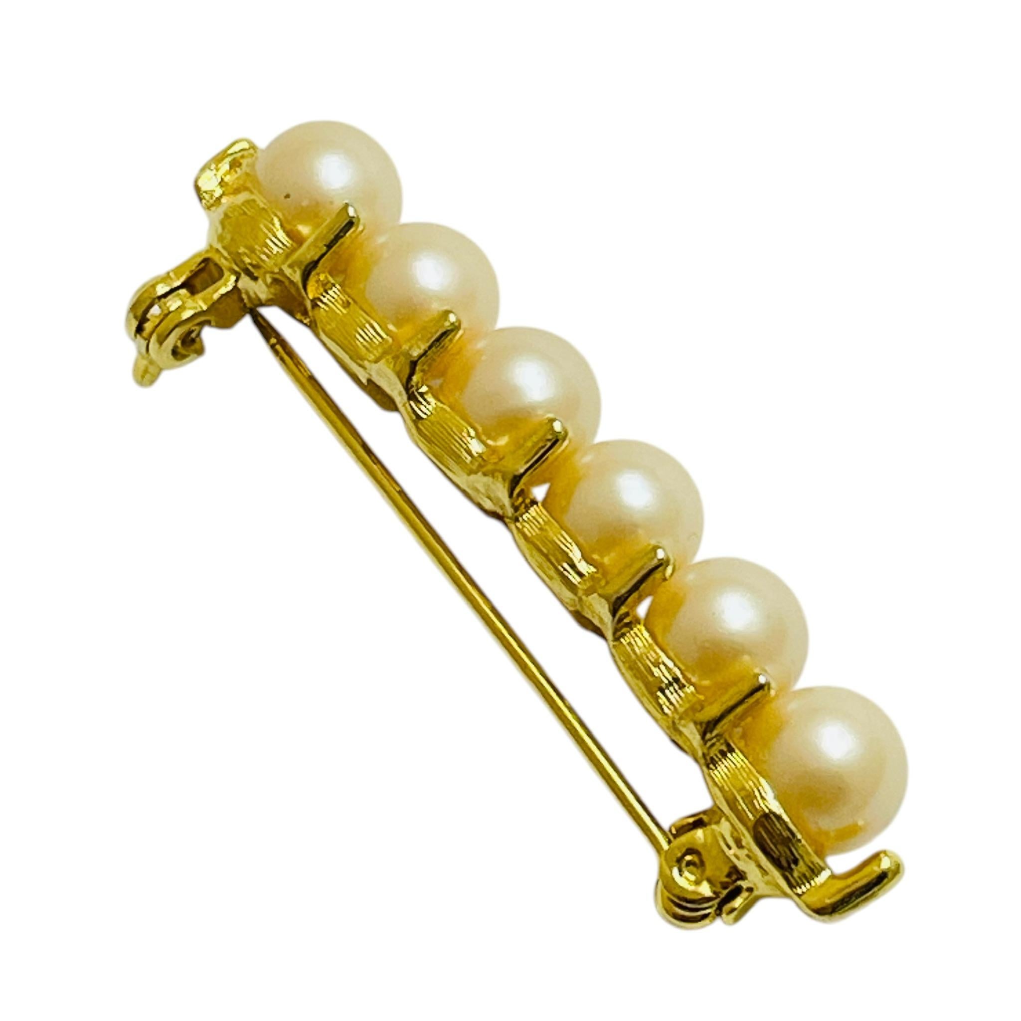 DETAILS

• unsigned 

• gold tone with faux pearls

• vintage designer brooch 

MEASUREMENTS  

• 

CONDITION

•  very good vintage condition with minimal signs of wear 

 Sku 48

❤️❤️  VINTAGE DESIGNER JEWELRY ❤️❤️

❤️❤️  ALEXANDER’S BOUTIQUE  ❤️❤️