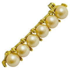 Goldfarbene Brosche mit Kunstperlen