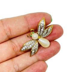 Vintage gold tone faux pearl crystals emerald eyes bee insect designer brooch