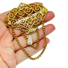 Vintage gold tone faux pearl dangle chain designer brooch