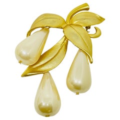 Broche vintage de diseño con hoja colgante de perla de imitación en tono dorado