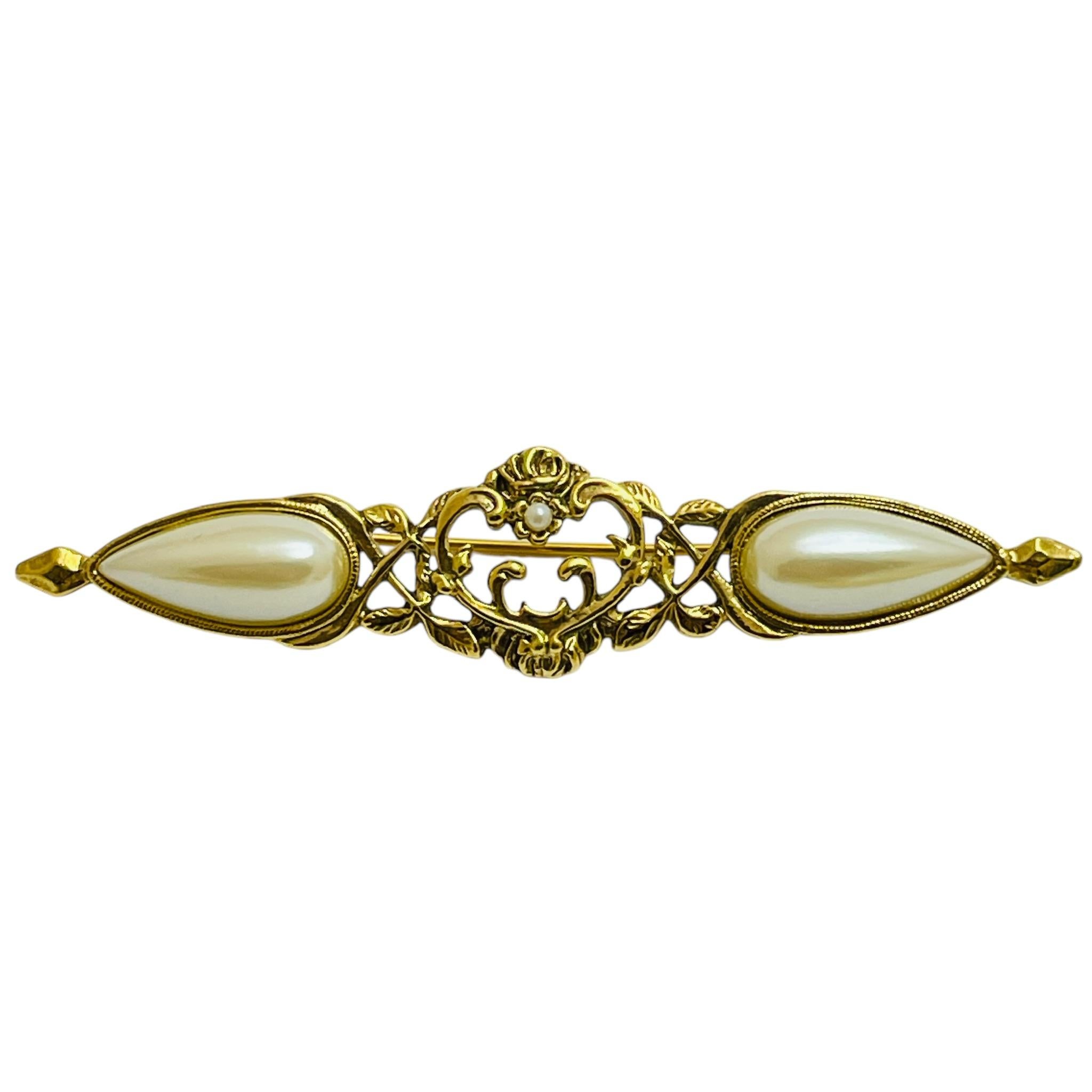 DETAILS

- • ohne Vorzeichen 

- • goldfarben mit Kunstperlen

- • Vintage-Designer-Brosche 

MASSNAHMEN  

- • 

CONDIT

- •  sehr guter Vintage-Zustand mit minimalen Gebrauchsspuren 

 Sku 48

❤️❤️  VINTAGE-DESIGNER-SCHMUCK ❤️❤️

❤️❤️  ALEXANDER'S
