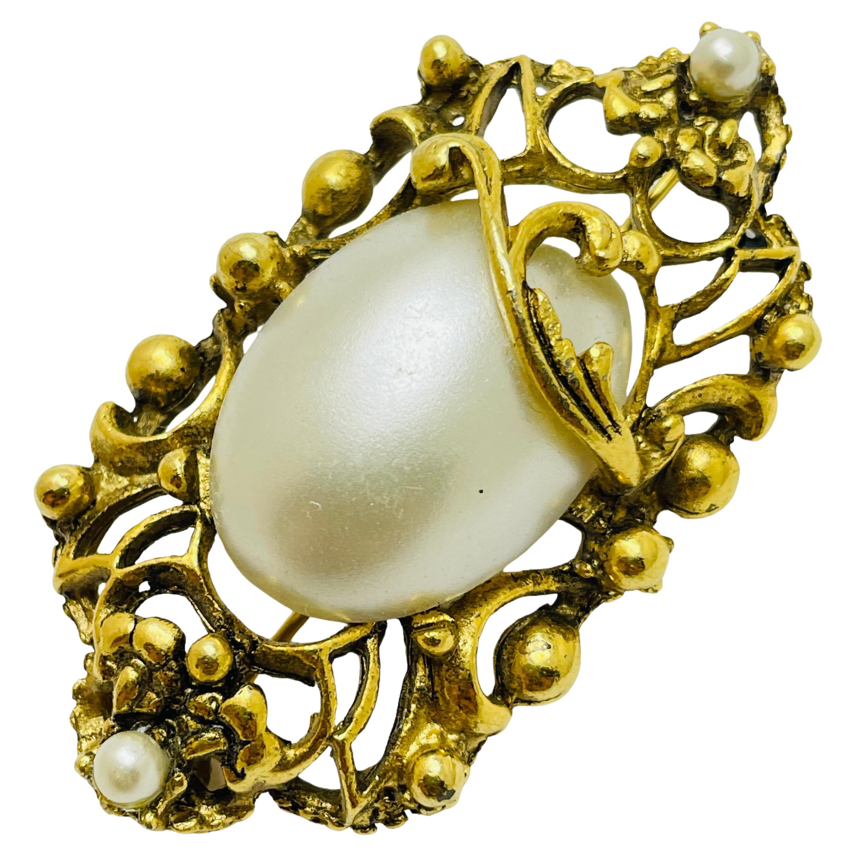 Spilla vintage in oro con perle finte di design