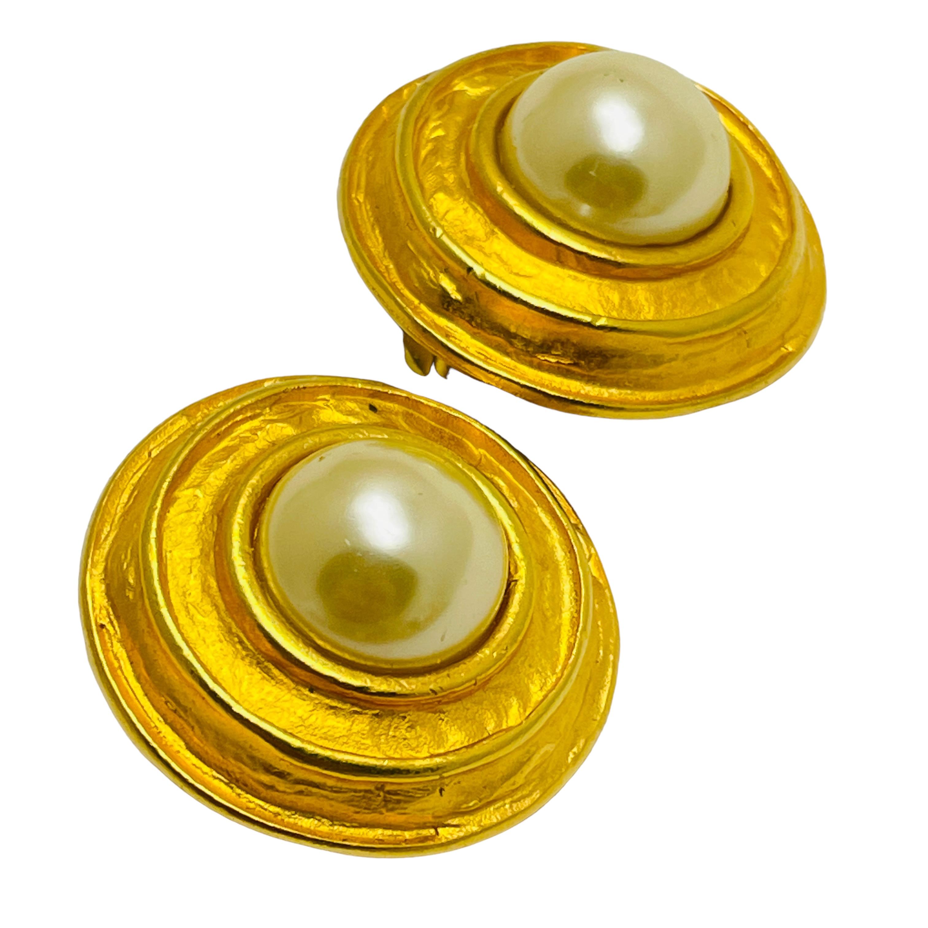 DETAILS

• signed CASUAL CORNER  

• gold tone with faux pearl

• vintage designer earrings

MEASUREMENTS  

• 

CONDITION

•  very good vintage condition with minimal signs of wear 

 Sku 46

❤️❤️  VINTAGE DESIGNER JEWELRY ❤️❤️

❤️❤️  ALEXANDER’S