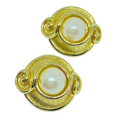 Pendientes de clip de diseño con perlas de imitación en tono dorado vintage