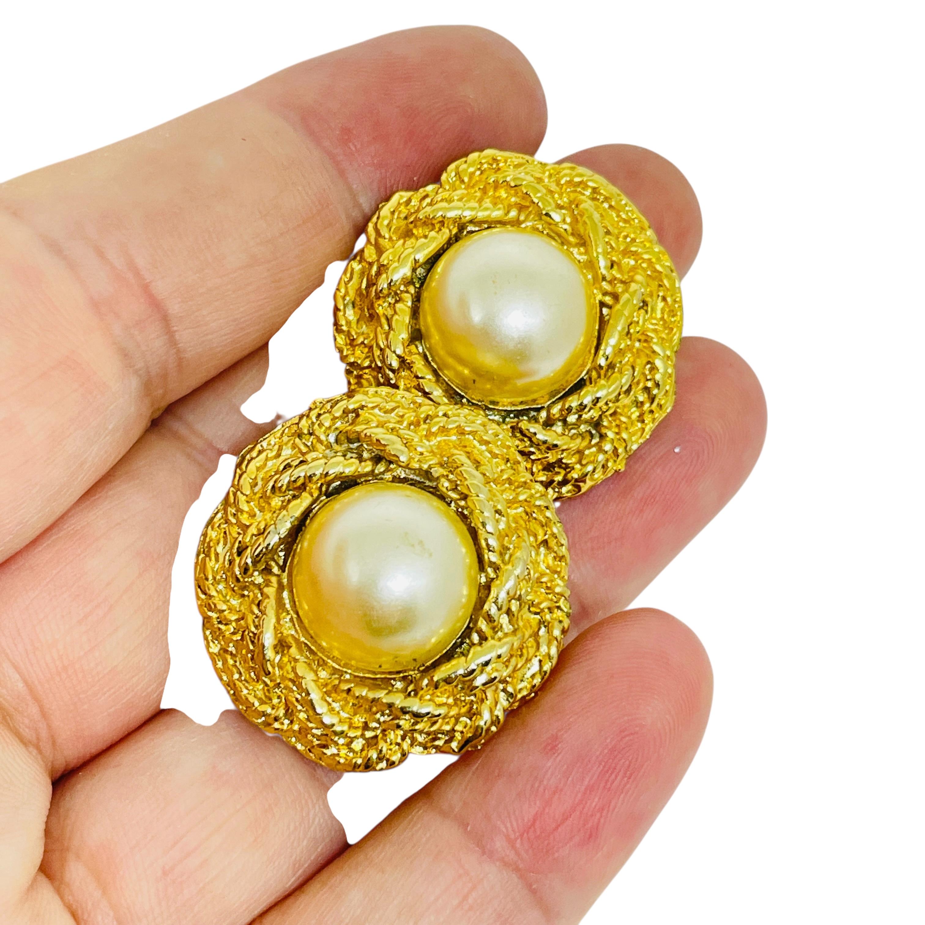 DETAILS

- • ohne Vorzeichen 

- • goldfarben mit Kunstperlen

- • Vintage-Designer-Ohrringe
 
MASSNAHMEN  

- • CONDIT

- •  sehr guter Vintage-Zustand mit minimalen Gebrauchsspuren 

 Sku 57

❤️❤️   VINTAGE-DESIGNER-SCHMUCK   ❤️❤️

❤️❤️ 