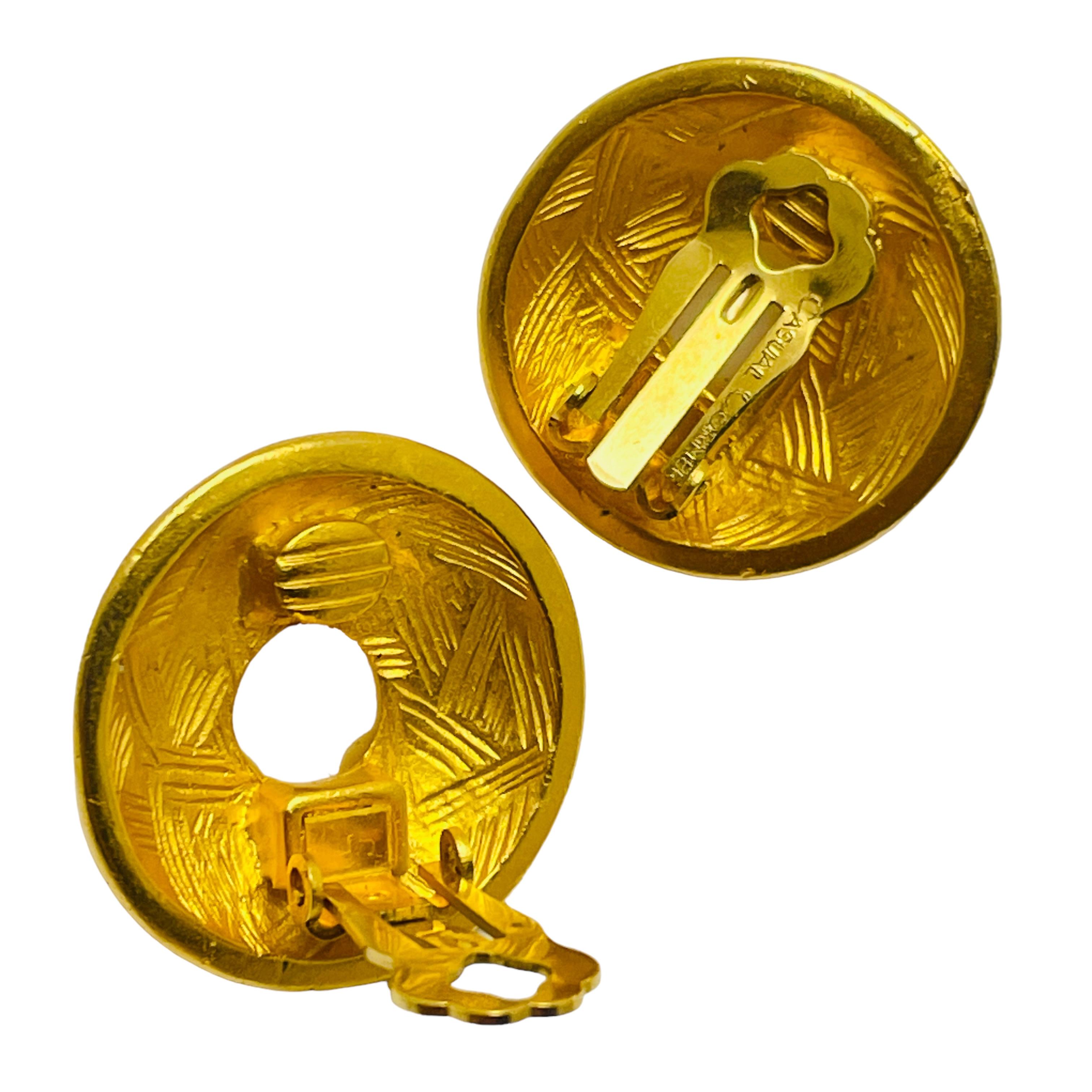 Vintage gold tone faux pearl designer clip on earrings In Good Condition For Sale In Palos Hills, IL