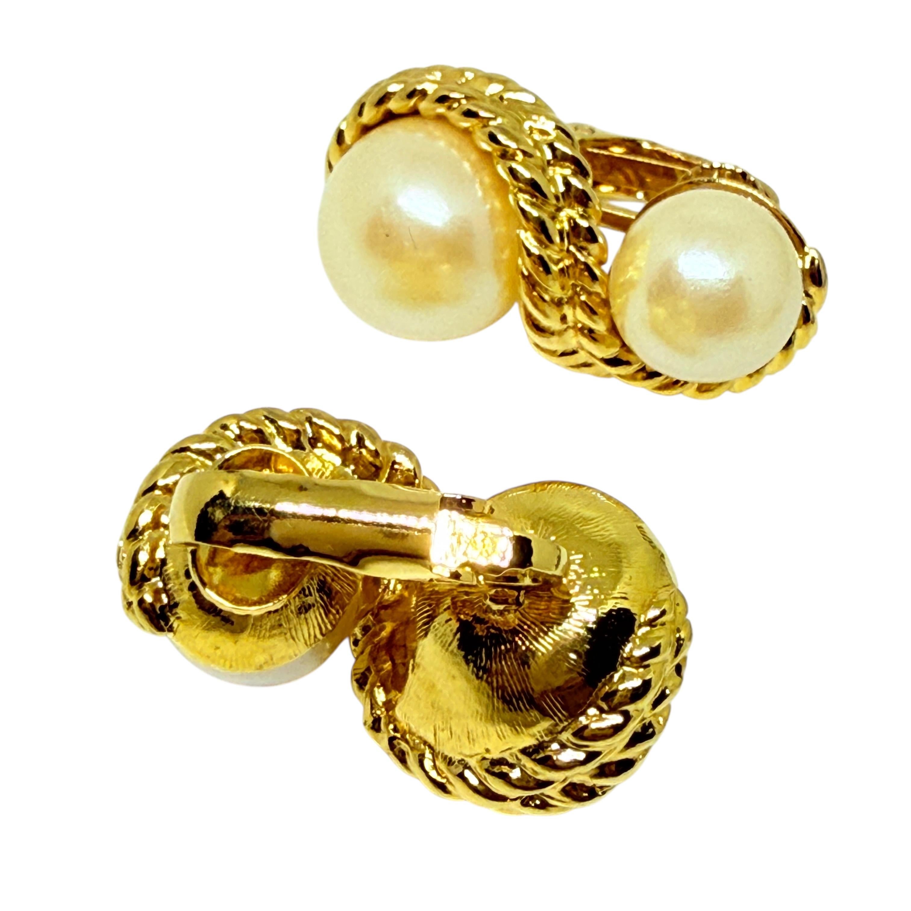 Vintage Gold Ton faux Perle Designer Clip auf Ohrringe im Zustand „Gut“ im Angebot in Palos Hills, IL