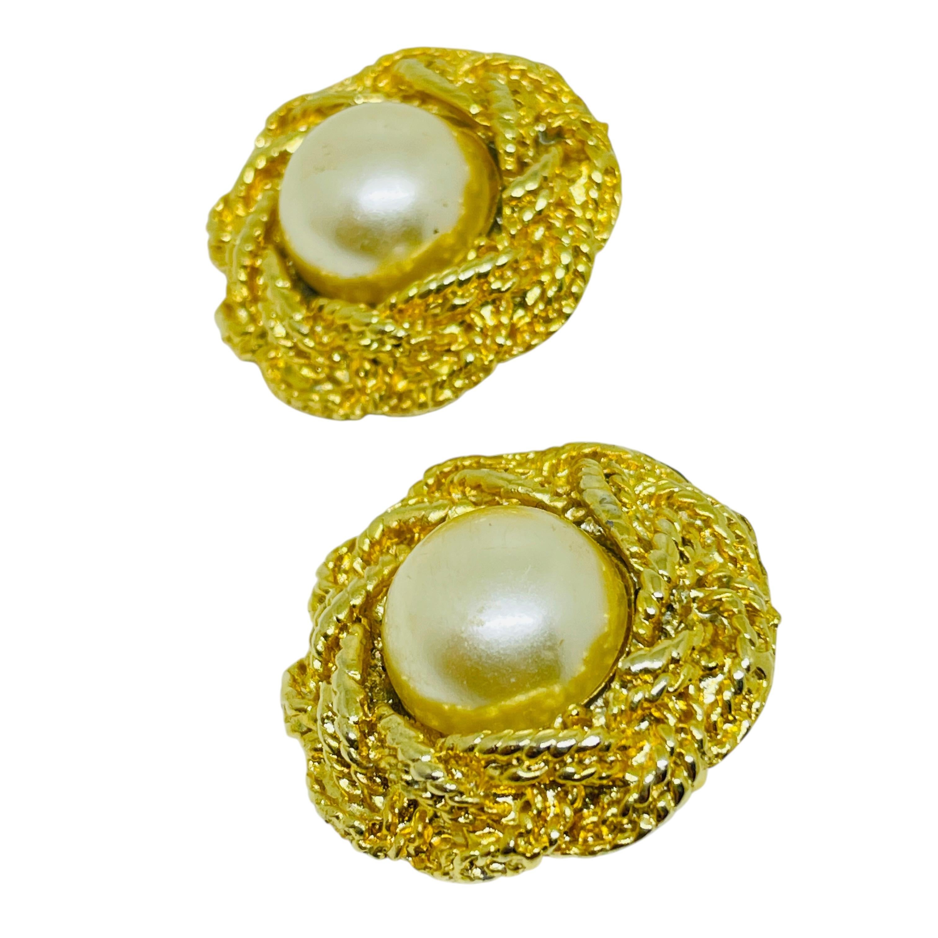 Vintage Gold Ton faux Perle Designer Clip auf Ohrringe für Damen oder Herren im Angebot