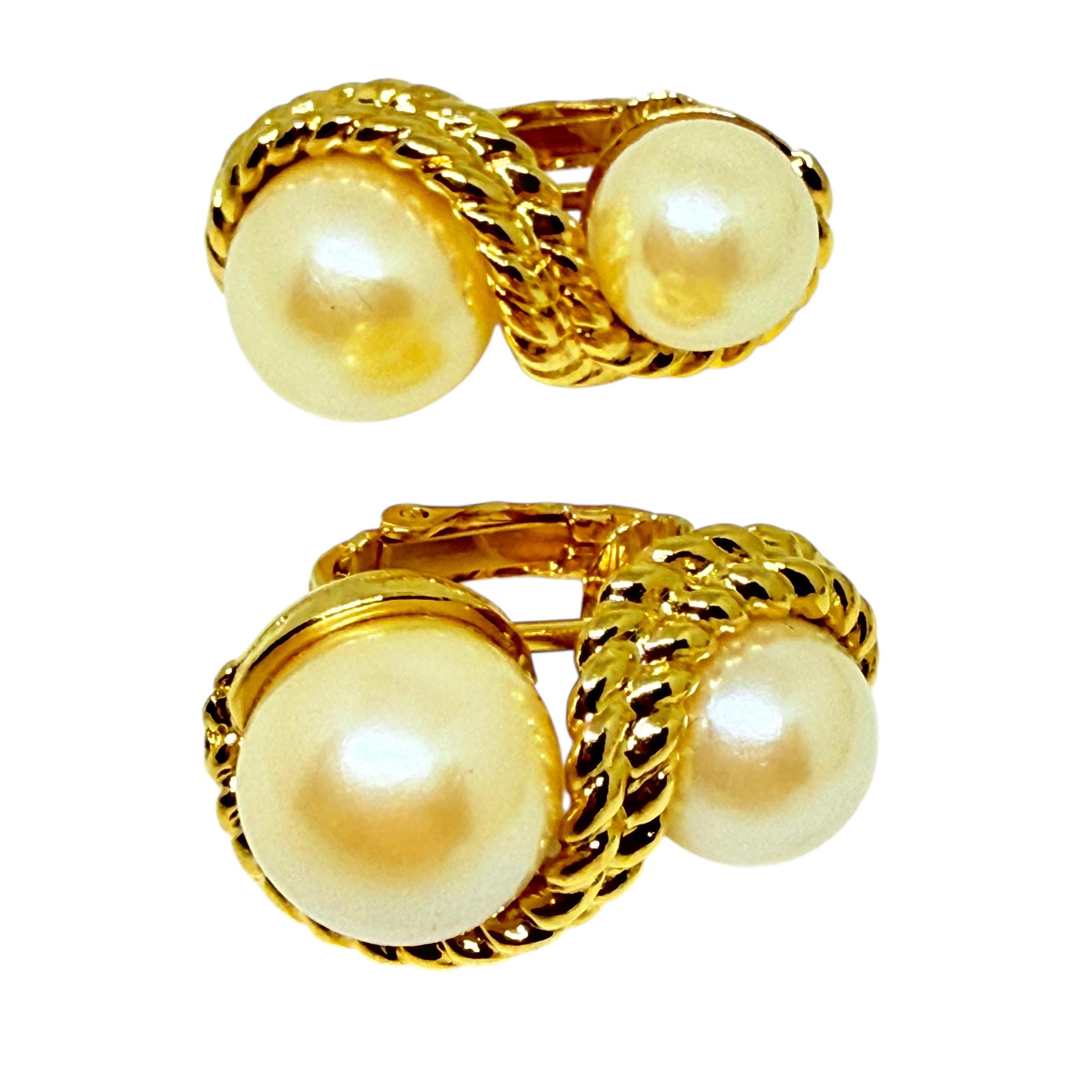 Vintage Gold Ton faux Perle Designer Clip auf Ohrringe im Angebot 1