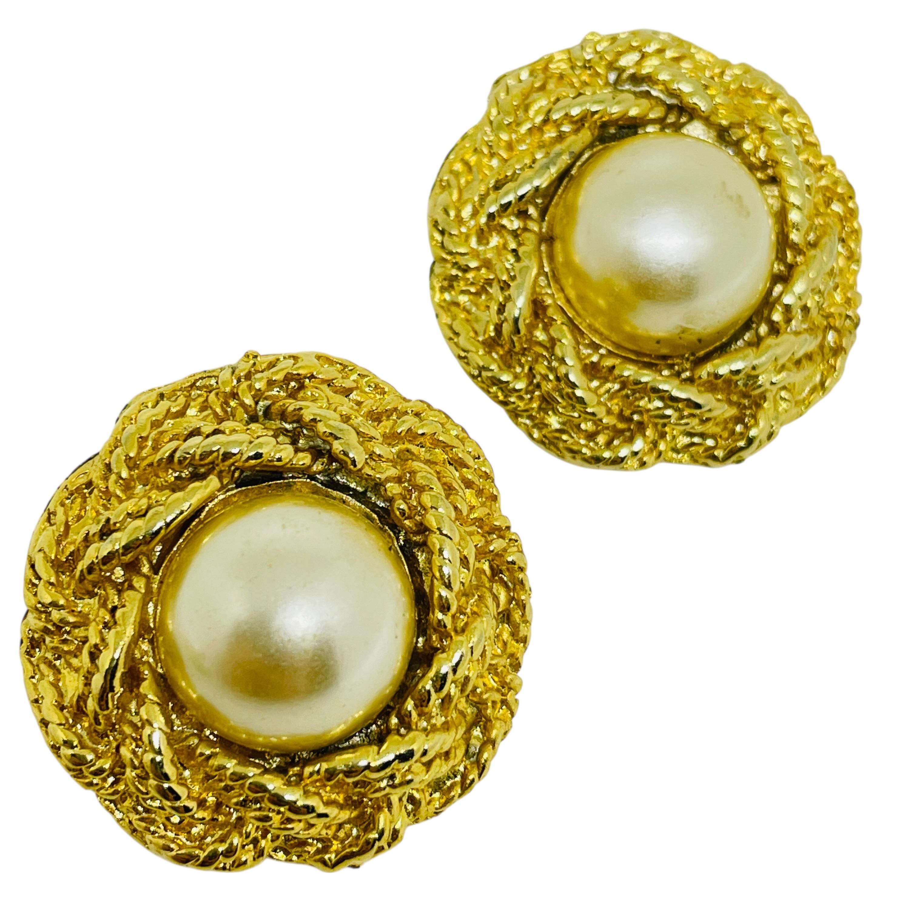 Vintage Gold Ton faux Perle Designer Clip auf Ohrringe im Angebot 1