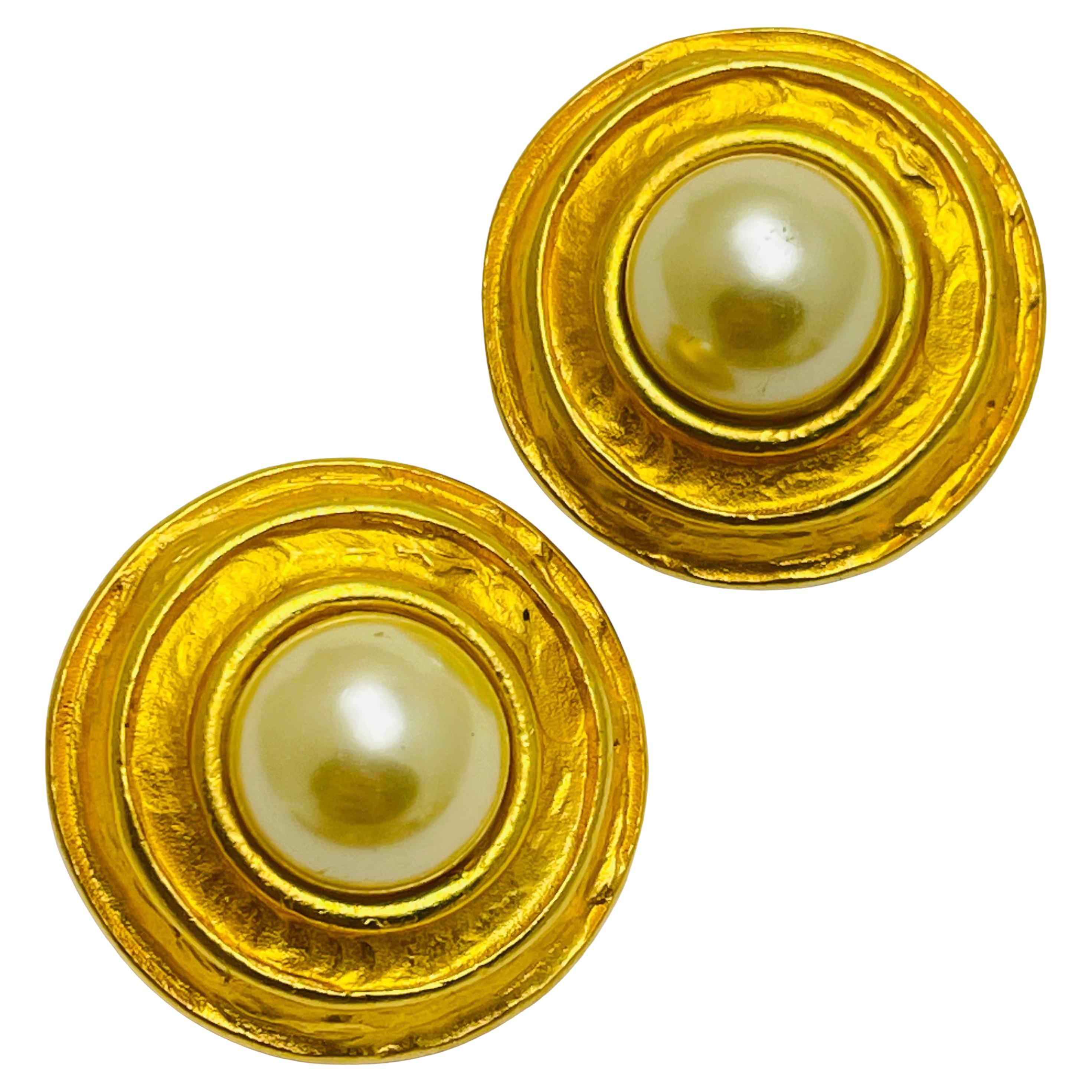 Orecchini a clip di design con perle finte in tonalità oro vintage