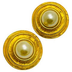 Boucles d'oreilles à clip vintage en fausses perles dorées