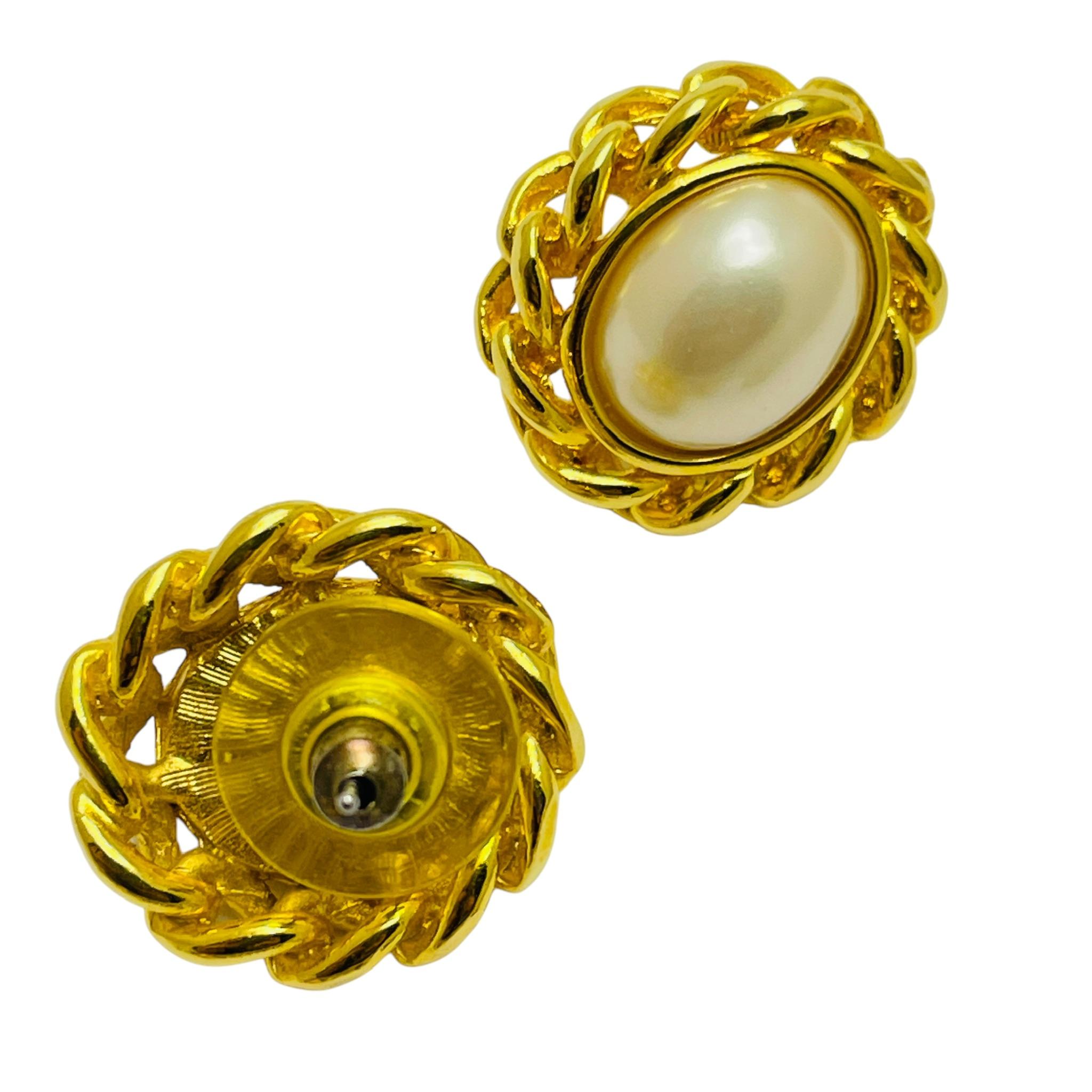 Goldfarbene Designer-Ohrringe mit Kunstperlen im Zustand „Gut“ im Angebot in Palos Hills, IL