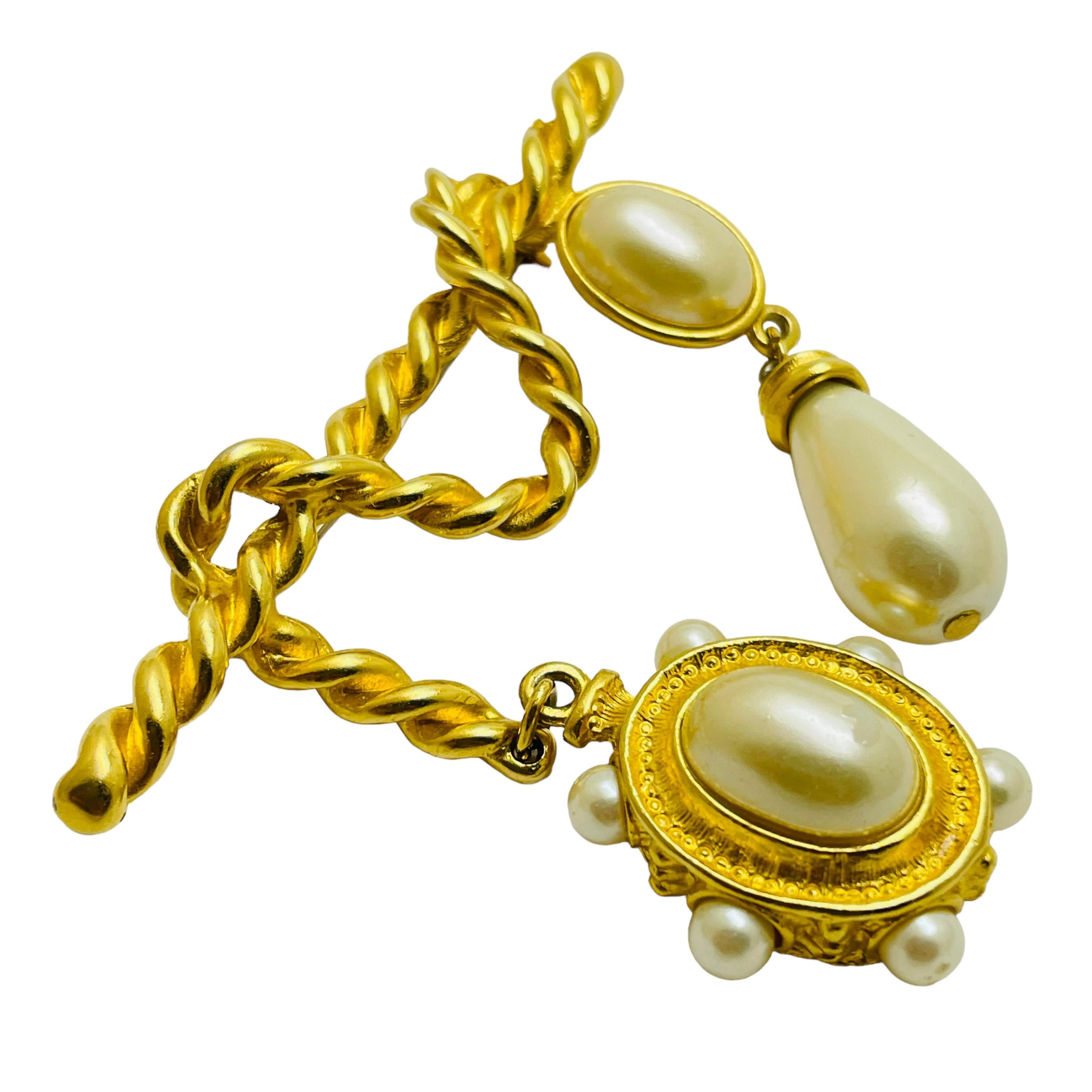 DETAILS

• unsigned 

• gold tone with faux pearls  

• vintage designer brooch 

MEASUREMENTS  

•

CONDITION

•  very good vintage condition with minimal signs of wear 

 Sku 40

❤️❤️  VINTAGE DESIGNER JEWELRY ❤️❤️

❤️❤️  ALEXANDER’S BOUTIQUE  ❤️❤️