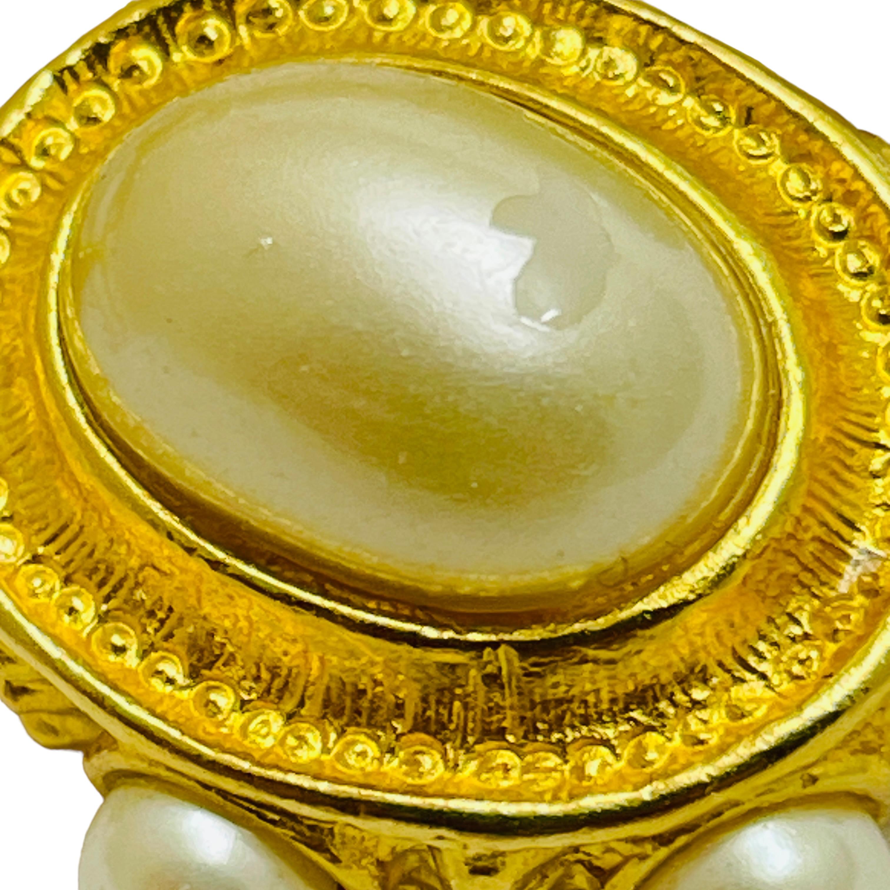Vintage gold tone faux pearl etruscan style designer brooch In Good Condition For Sale In Palos Hills, IL