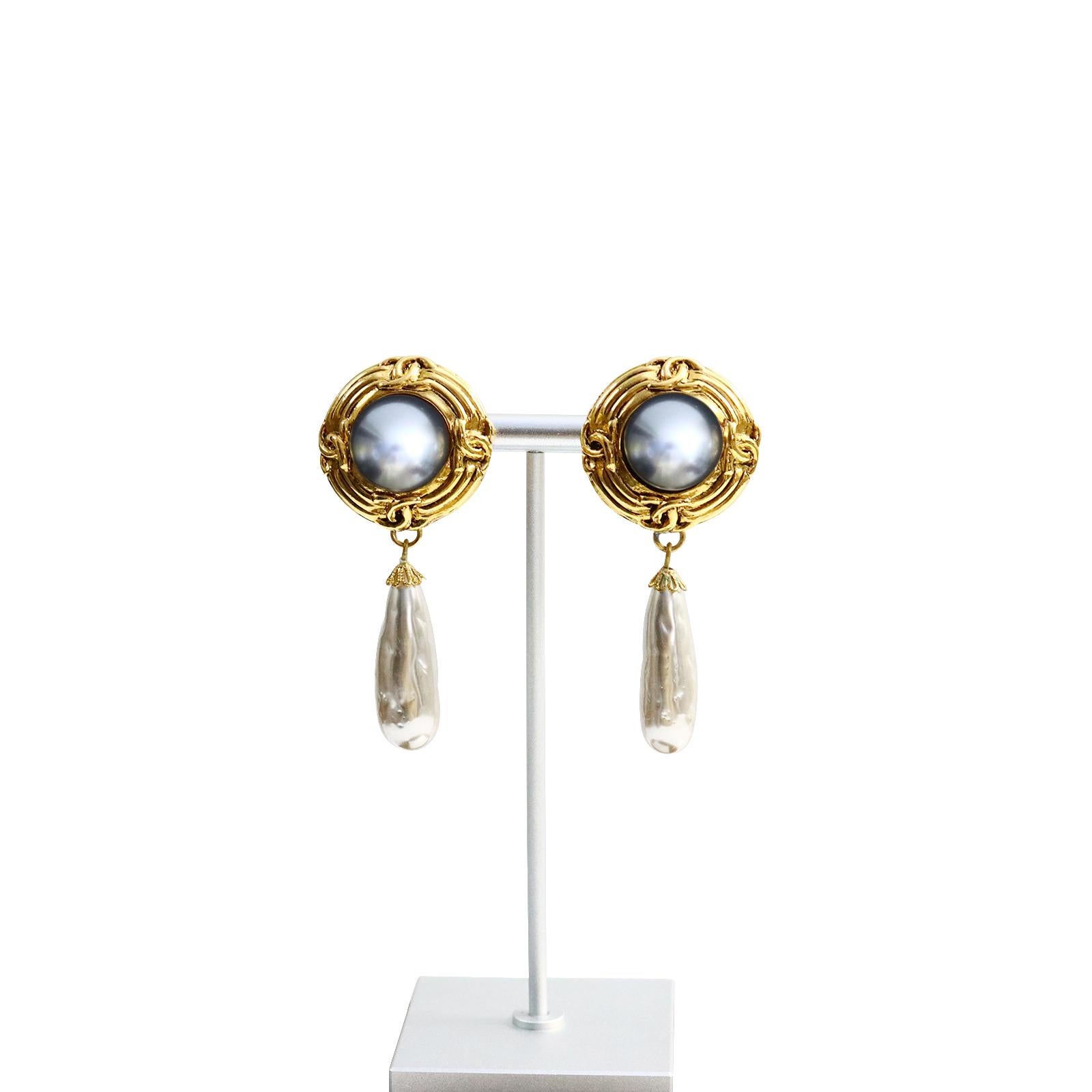 Vintage  FrenchGold Tone Faux Pearl Grey and Ivory Dangling Earrings Circa 1980s In Good Condition For Sale In New York, NY