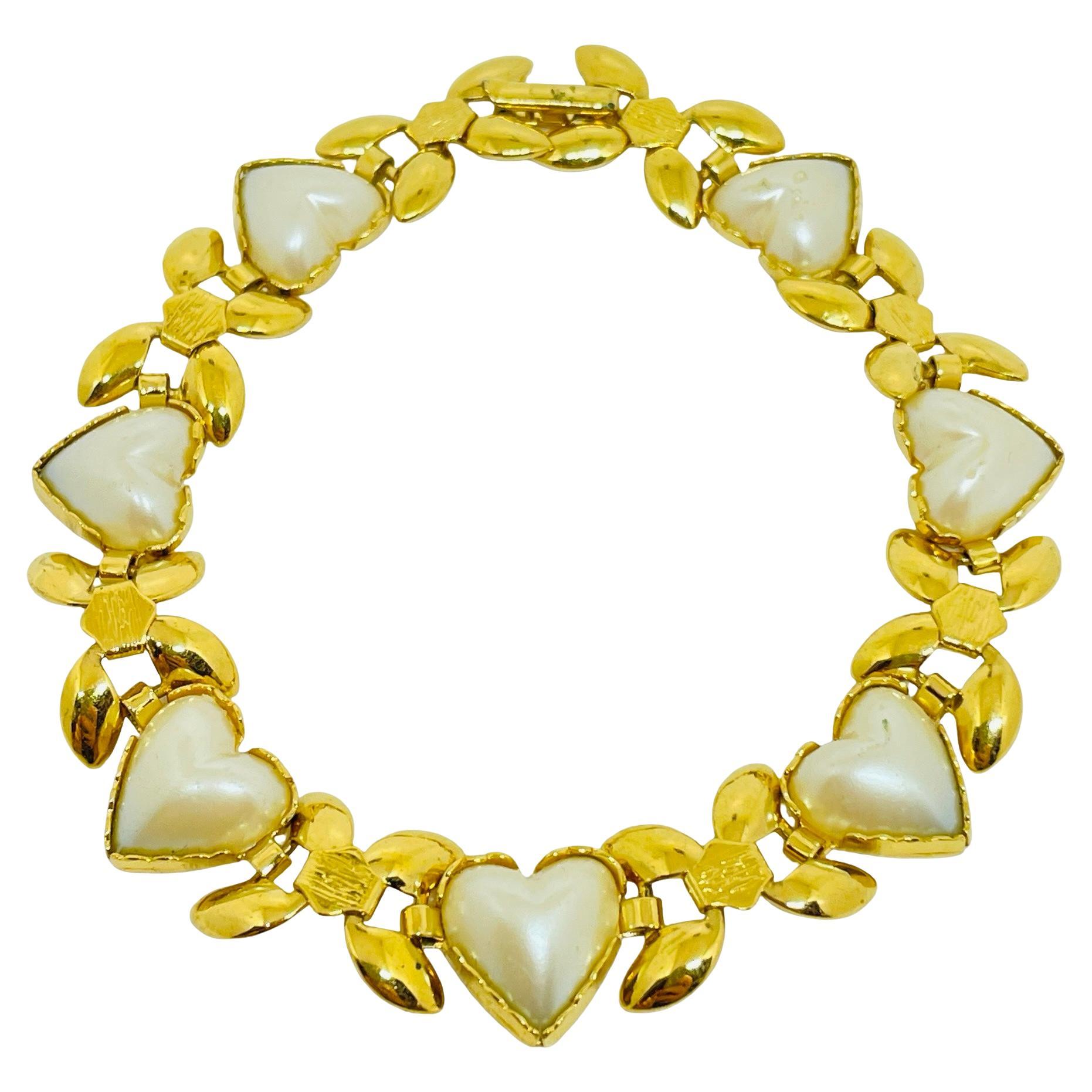 Bracciale di design vintage con maglie a cuore in finta perla dorata