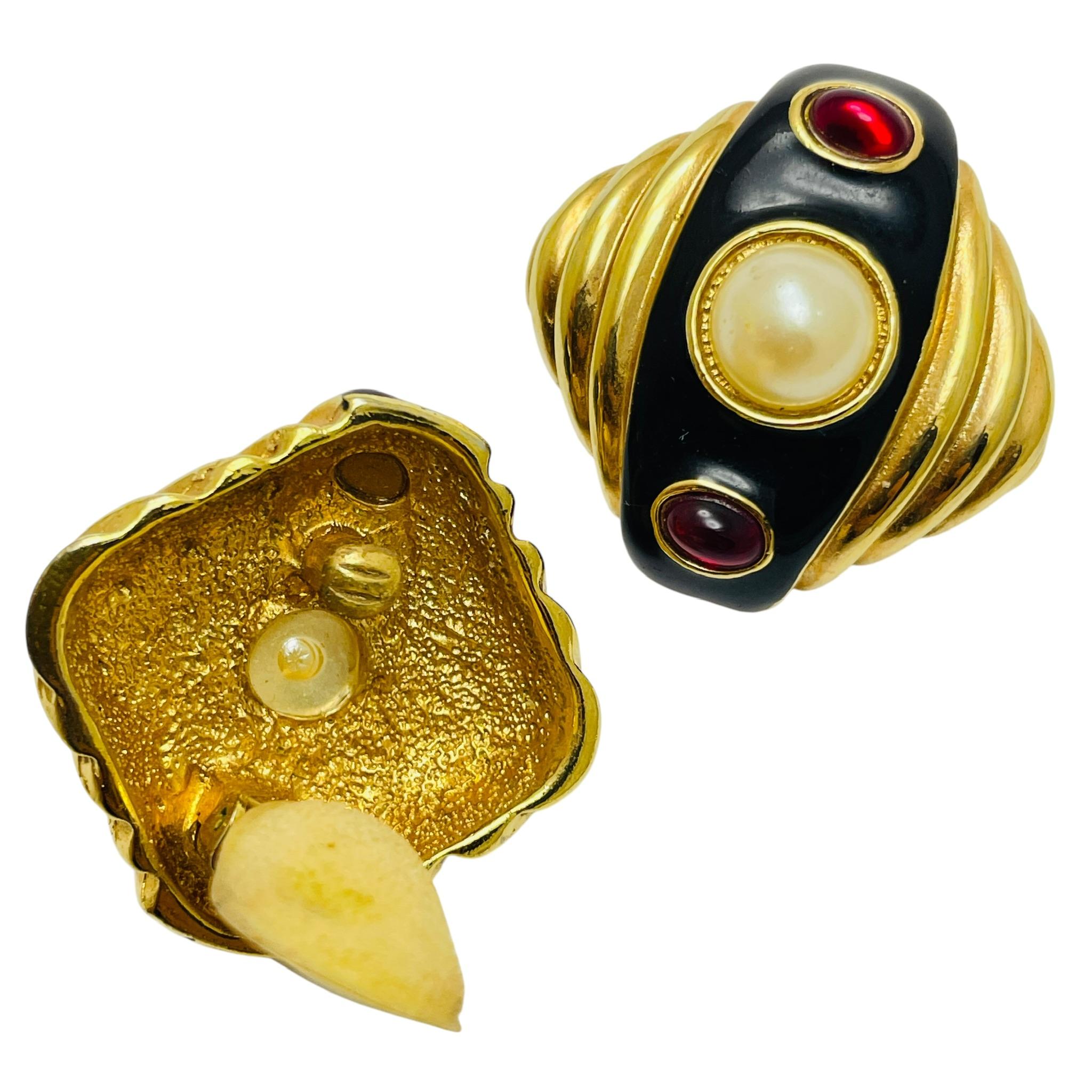 Orecchini a clip d'epoca in oro con finte perle rosse e vetro di design Jewell In condizioni buone in vendita a Palos Hills, IL