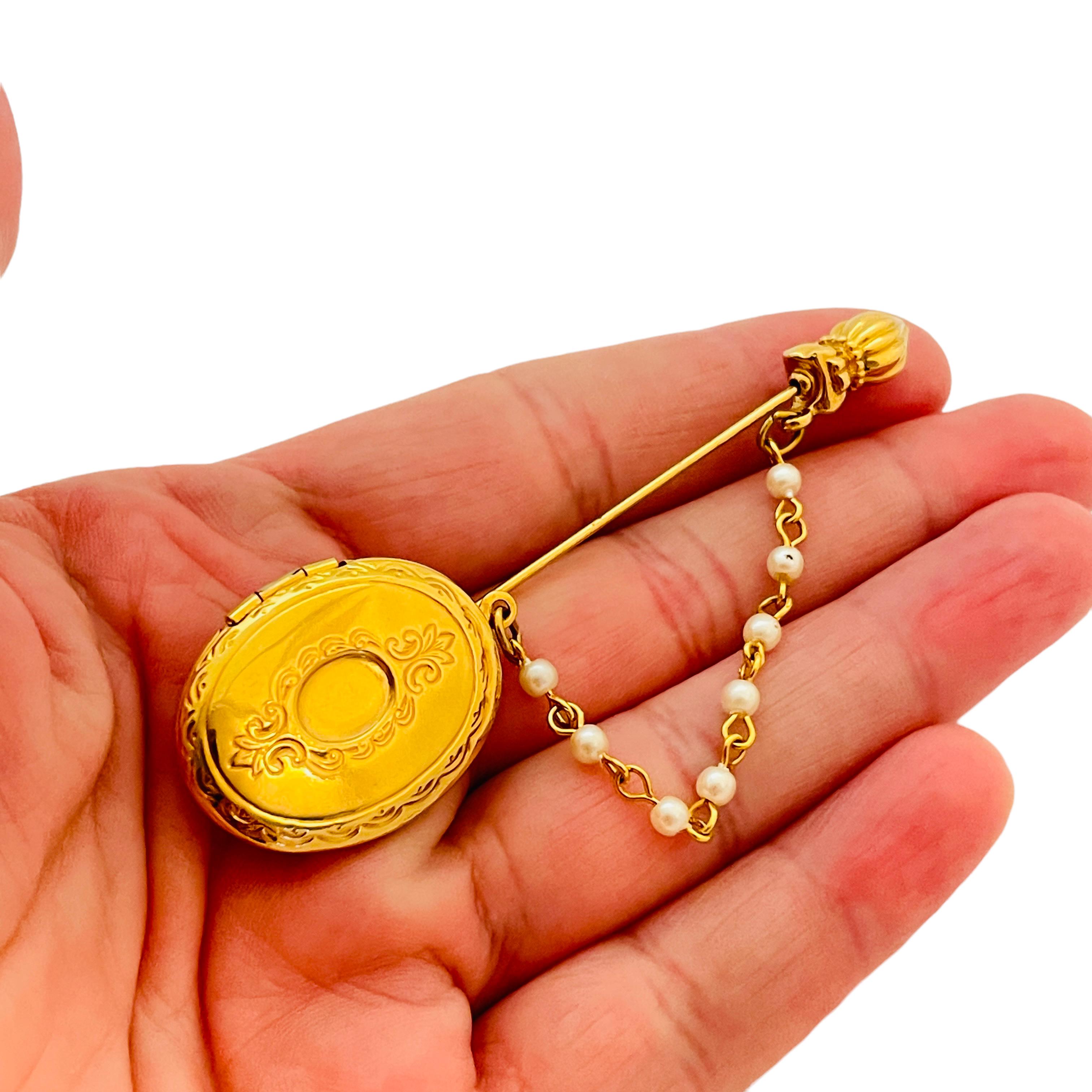 DETAILS

• unsigned

• gold tone with faux pearls

• vintage stick pink locket
  

MEASUREMENTS  

• 

CONDITION

•  very good vintage condition with minimal signs of wear 

 Sku 32

❤️❤️   VINTAGE DESIGNER JEWELRY   ❤️❤️

❤️❤️  ALEXANDER’S BOUTIQUE