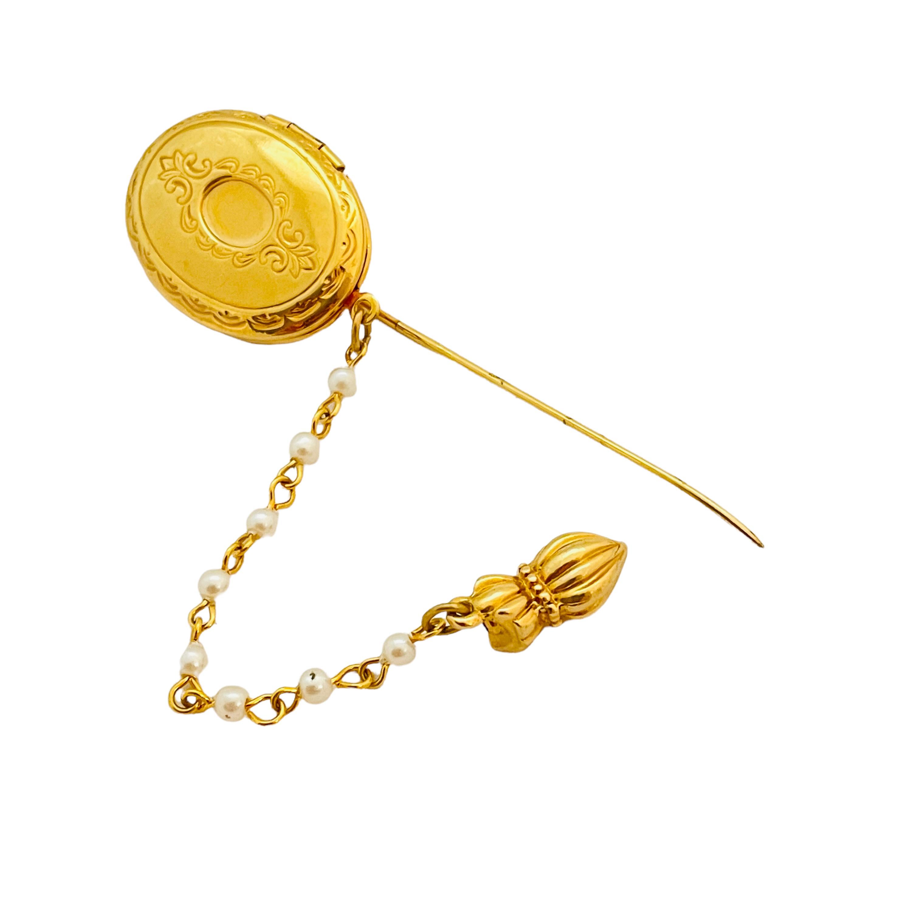 Vintage gold tone faux pearl stick pin locket In Good Condition For Sale In Palos Hills, IL