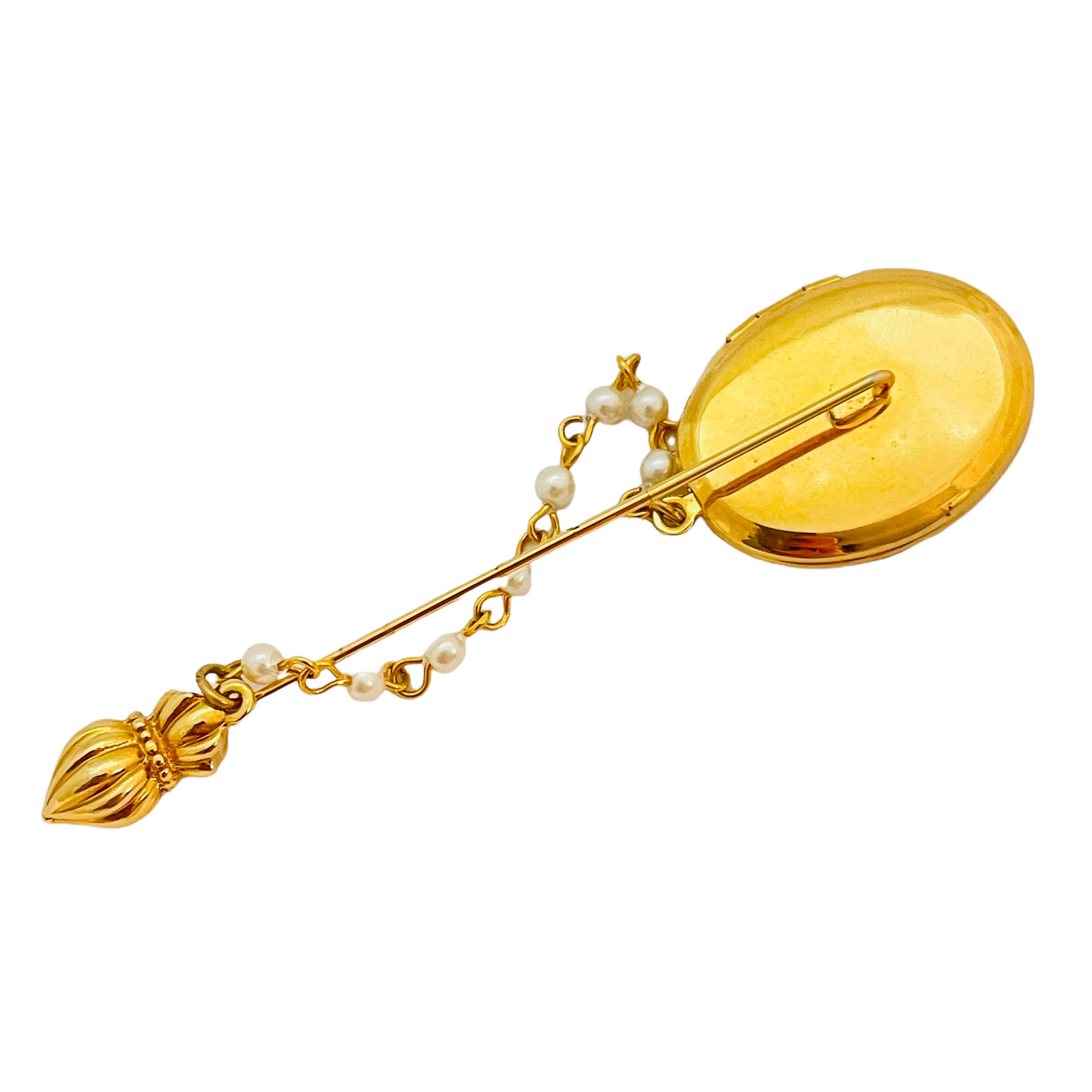 Women's or Men's Vintage gold tone faux pearl stick pin locket For Sale