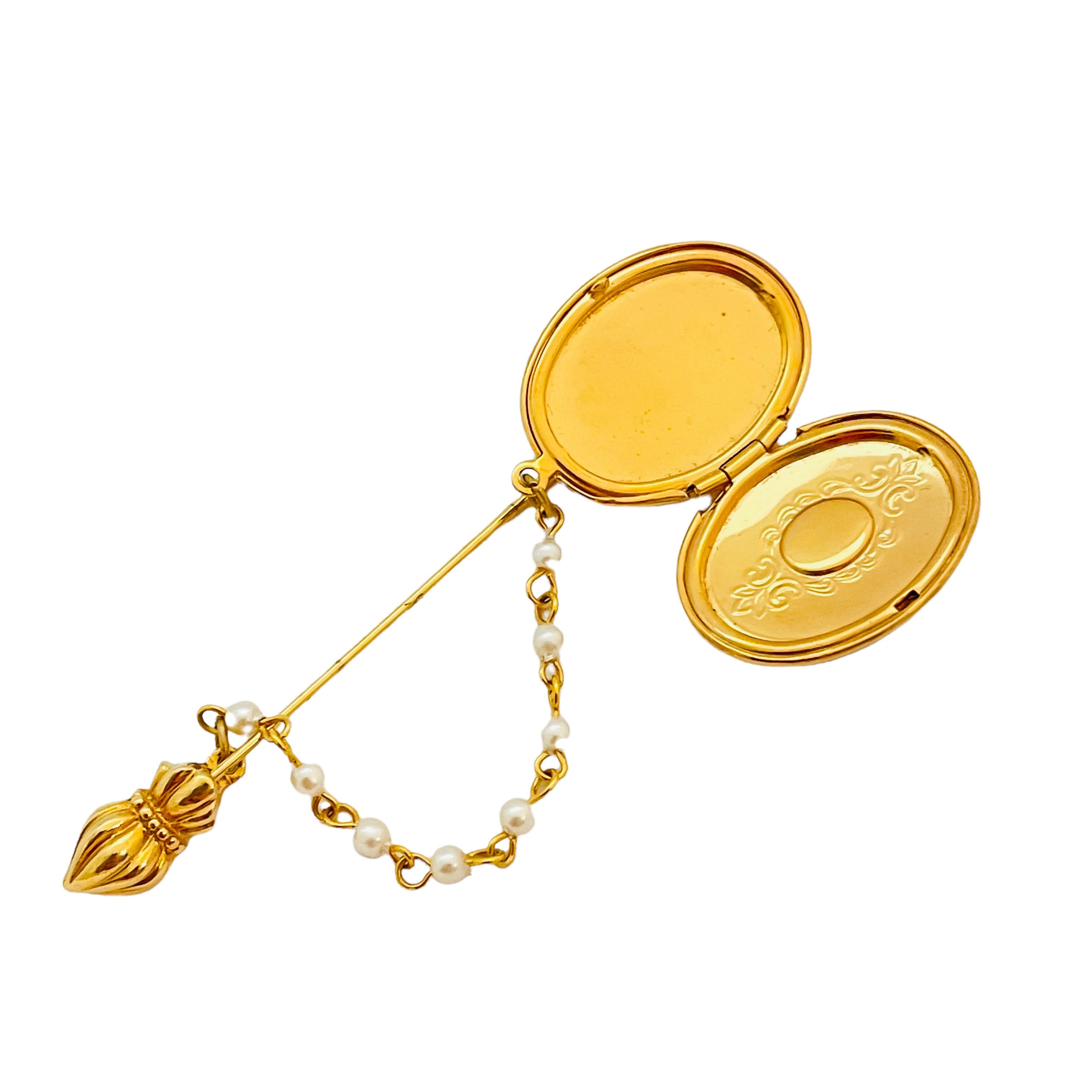 Vintage gold tone faux pearl stick pin locket For Sale 1