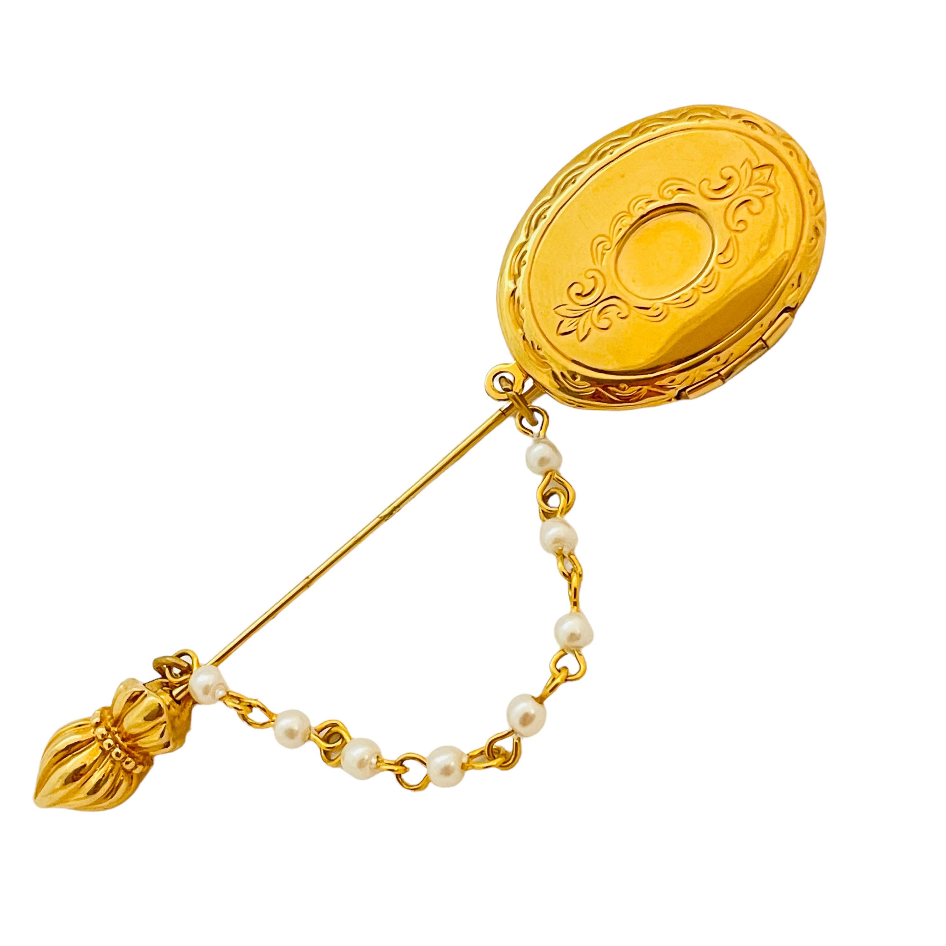 Vintage gold tone faux pearl stick pin locket For Sale 2