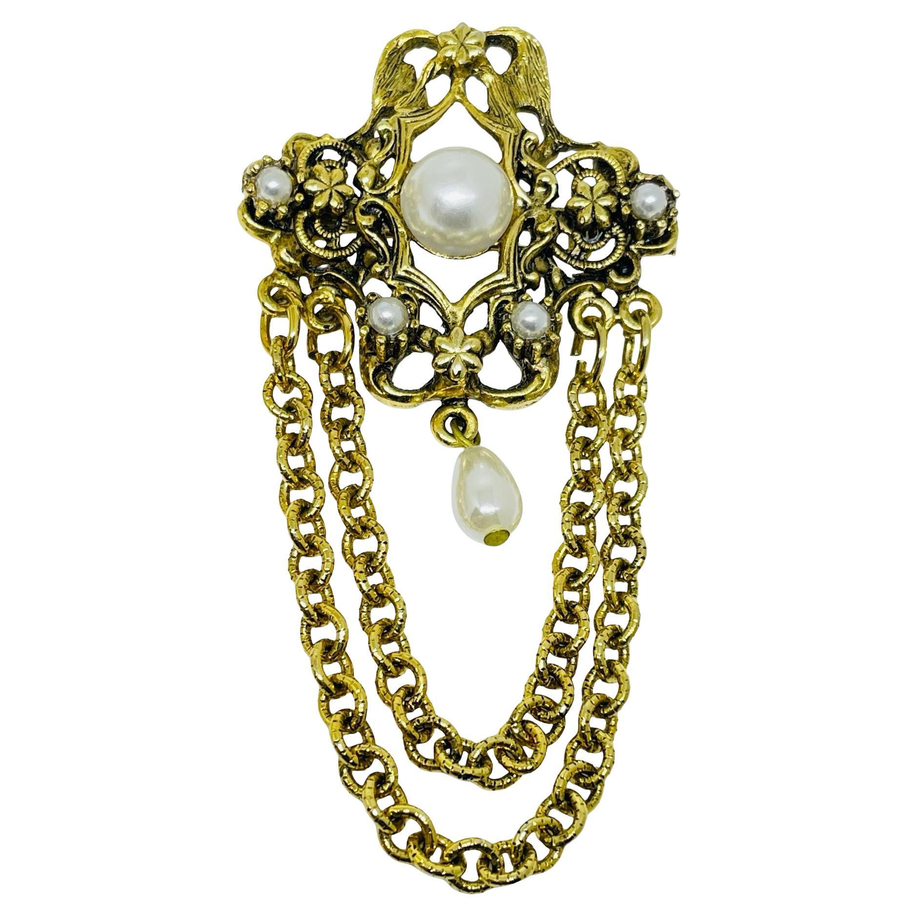 Spilla vintage in oro con perle finte e catene penzolanti di design