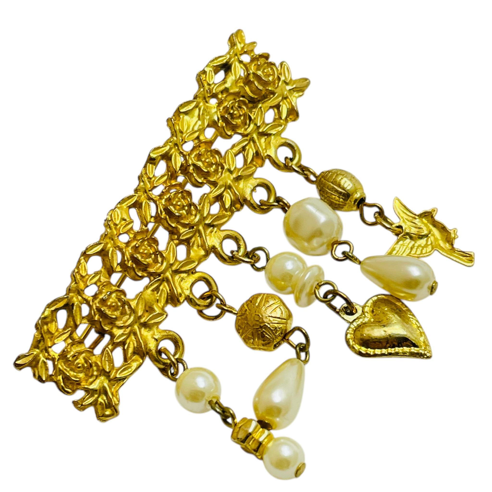 DÉTAILS

• non signé 

• ton or avec fausses perles

• Broche design/One vintage 

MESURES  

• 

CONDITION

•  très bon état vintage avec peu de signes d'usure 

 Sku 48

❤️❤️  BIJOUX VINTAGE DE CRÉATEURS ❤️❤️

❤️❤️  ALEXANDER'S BOUTIQUE  ❤️❤️  