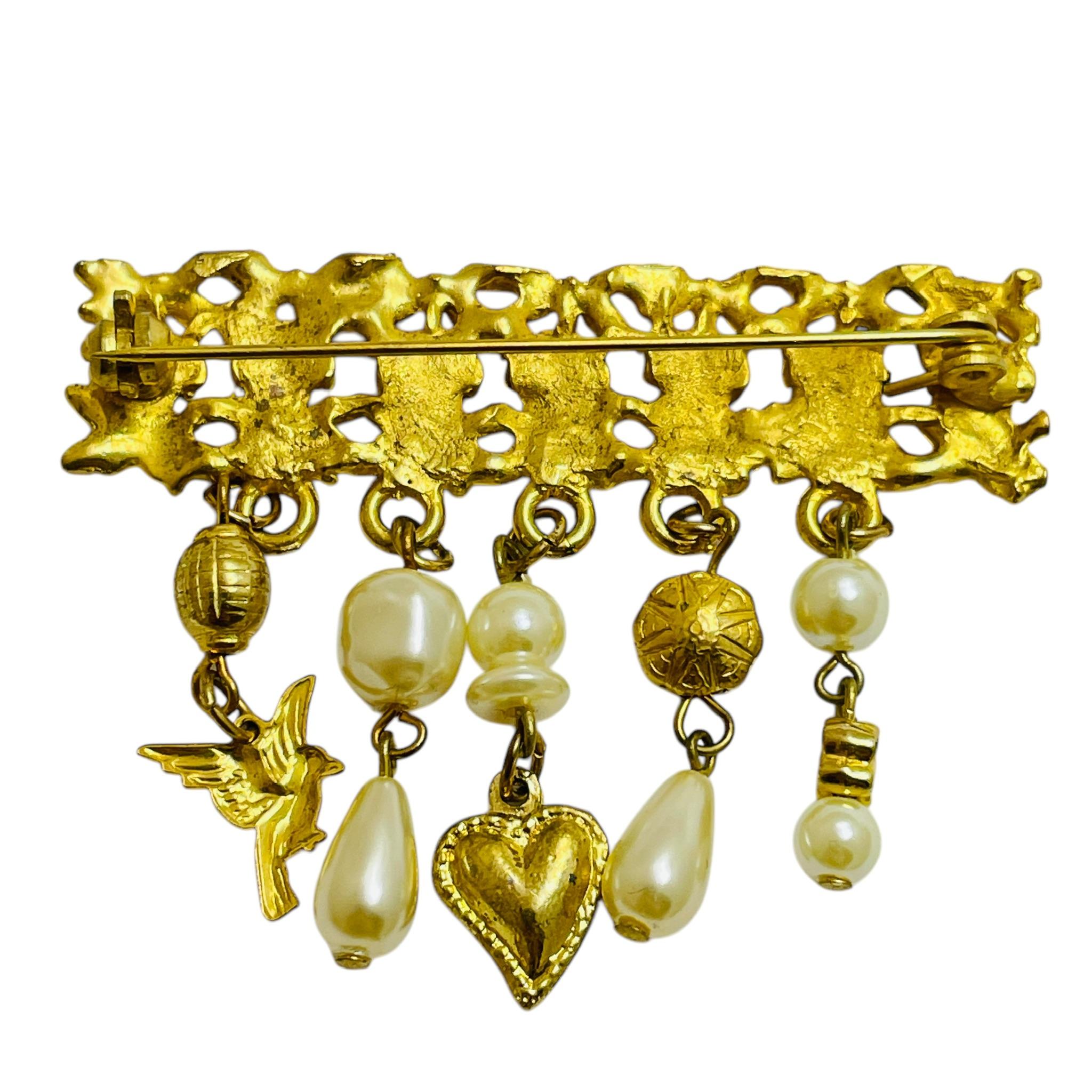 Broche vintage en fausse perle avec breloques pendantes en or Bon état - En vente à Palos Hills, IL