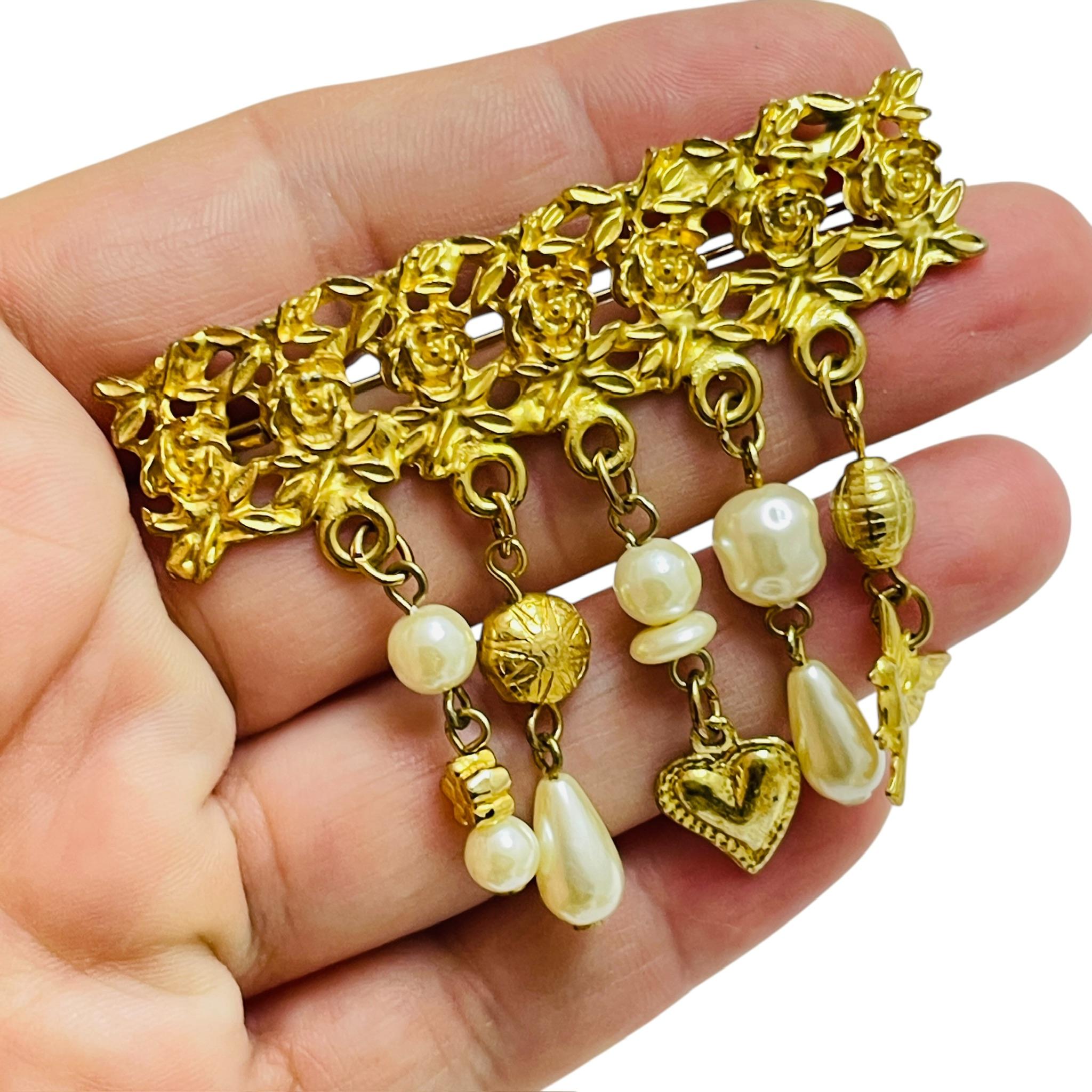 Broche vintage en fausse perle avec breloques pendantes en or Pour femmes en vente
