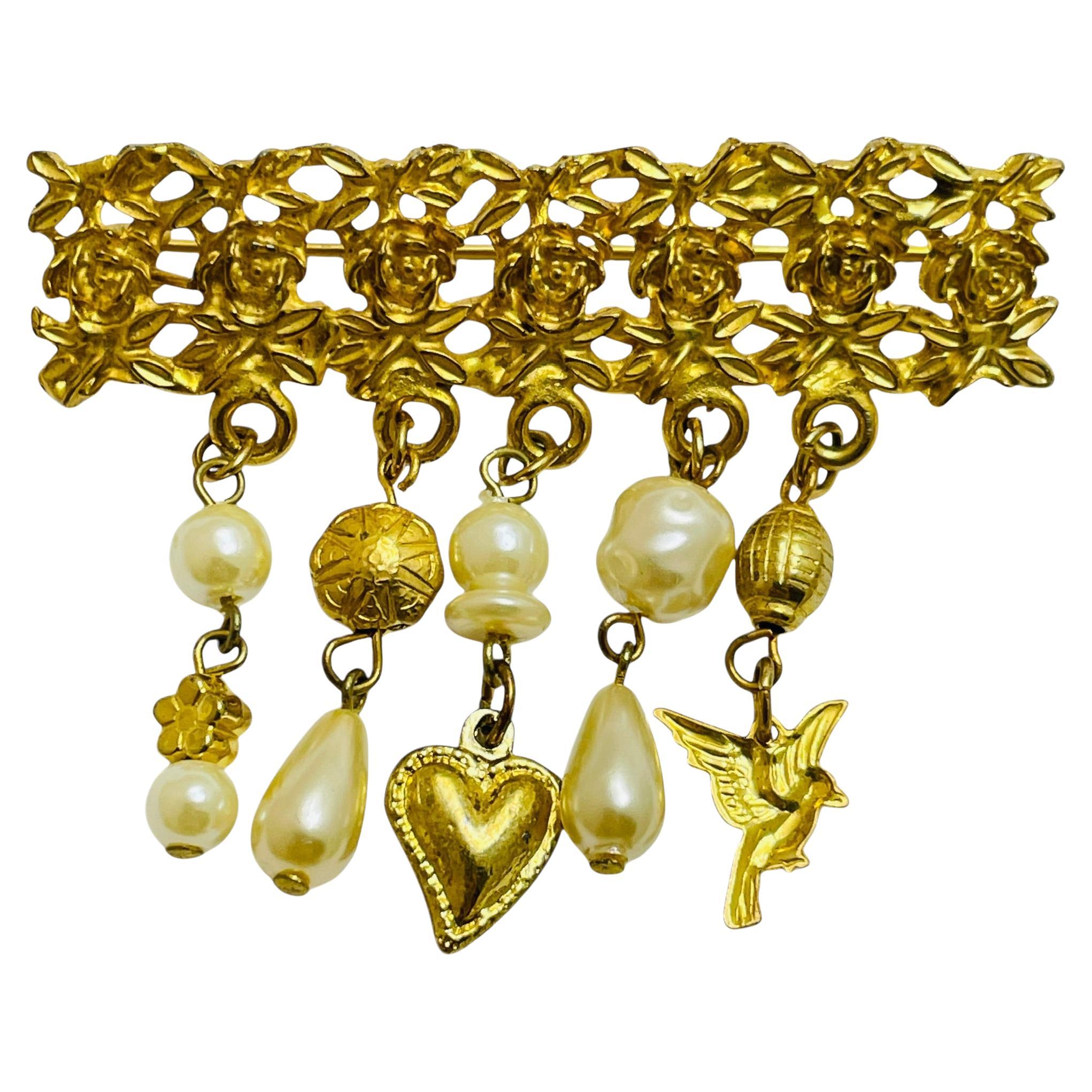 Spilla vintage in oro con perle finte e charms penzolanti di design
