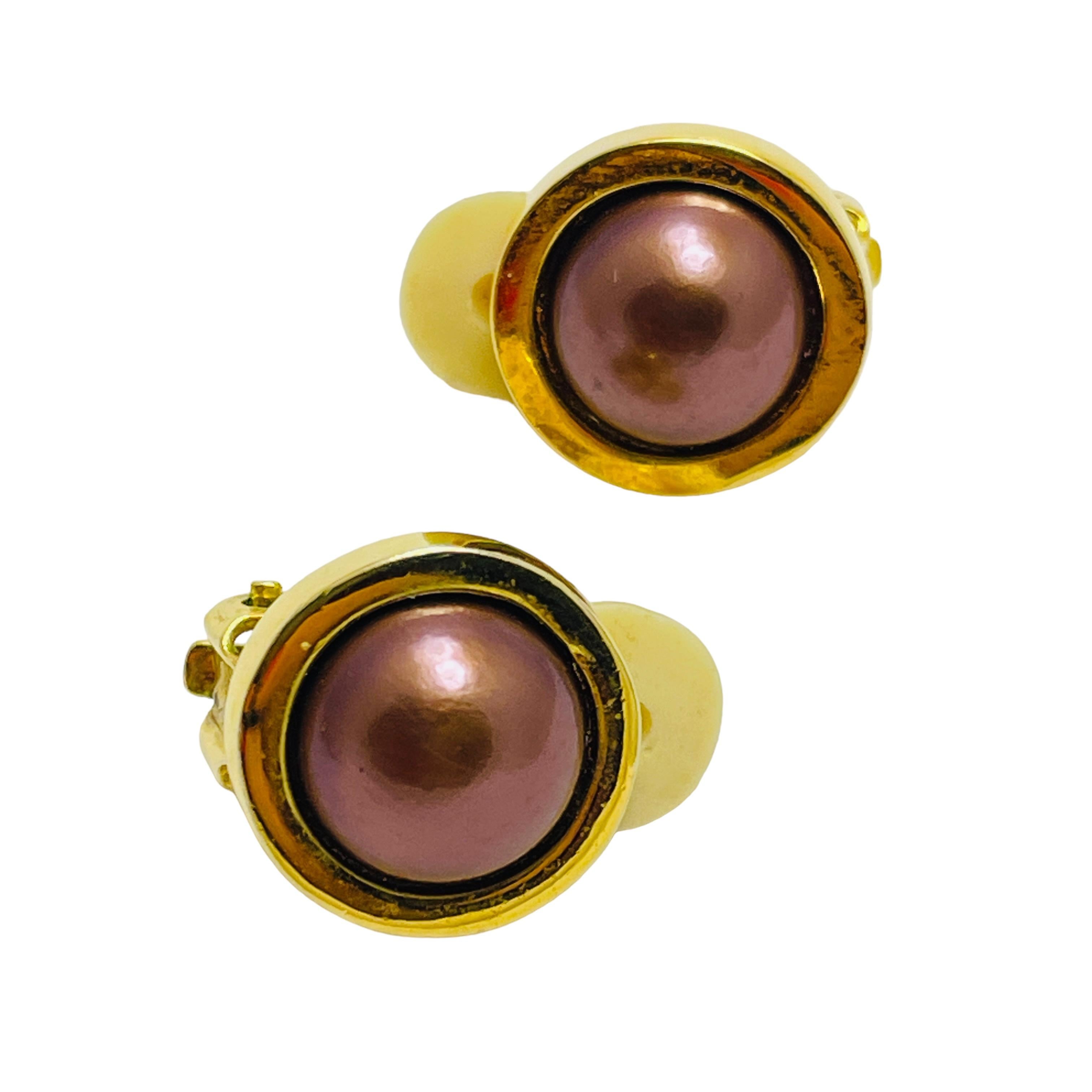 DETALLES

- sin signo  

- tono dorado con perla de imitación

- pendientes vintage de diseño

MEDIDAS  

- 

CONDICIÓN

-  muy buen estado vintage con mínimos signos de desgaste 

 Código 45

❤️❤️  JOYAS DE DISEÑO VINTAGE ❤️❤️

❤️❤️  BOUTIQUE DE
