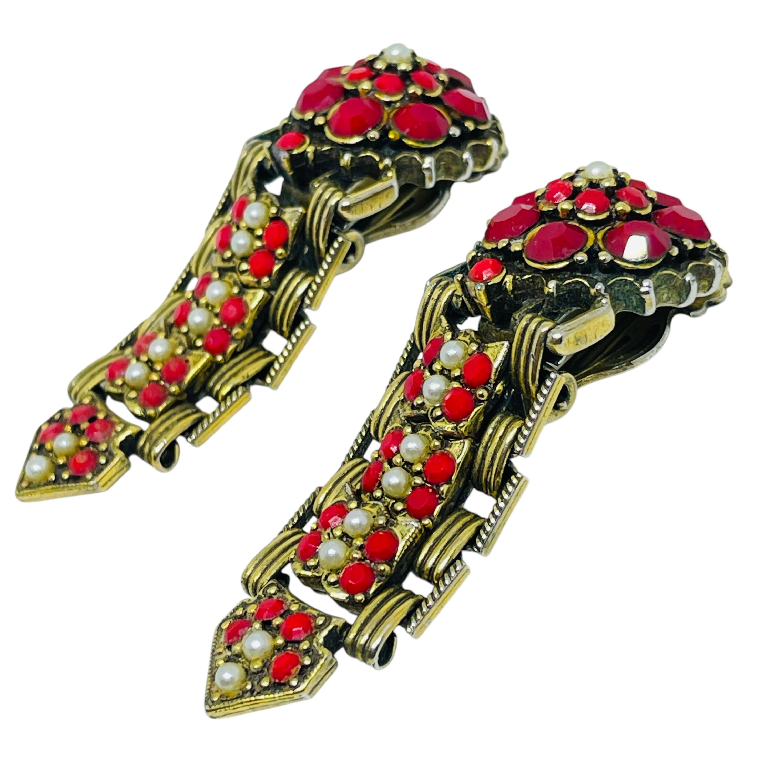 DETTAGLI

- senza segno

- tonalità oro con pietre di vetro

- orecchini vintage di design

MISURE

-

CONDIZIONE

- ottime condizioni vintage con minimi segni di usura

Sku 50

❤️❤️ GIOIELLI VINTAGE DI DESIGN ❤️❤️

❤️❤️ ALEXANDER'S BOUTIQUE ❤️❤️