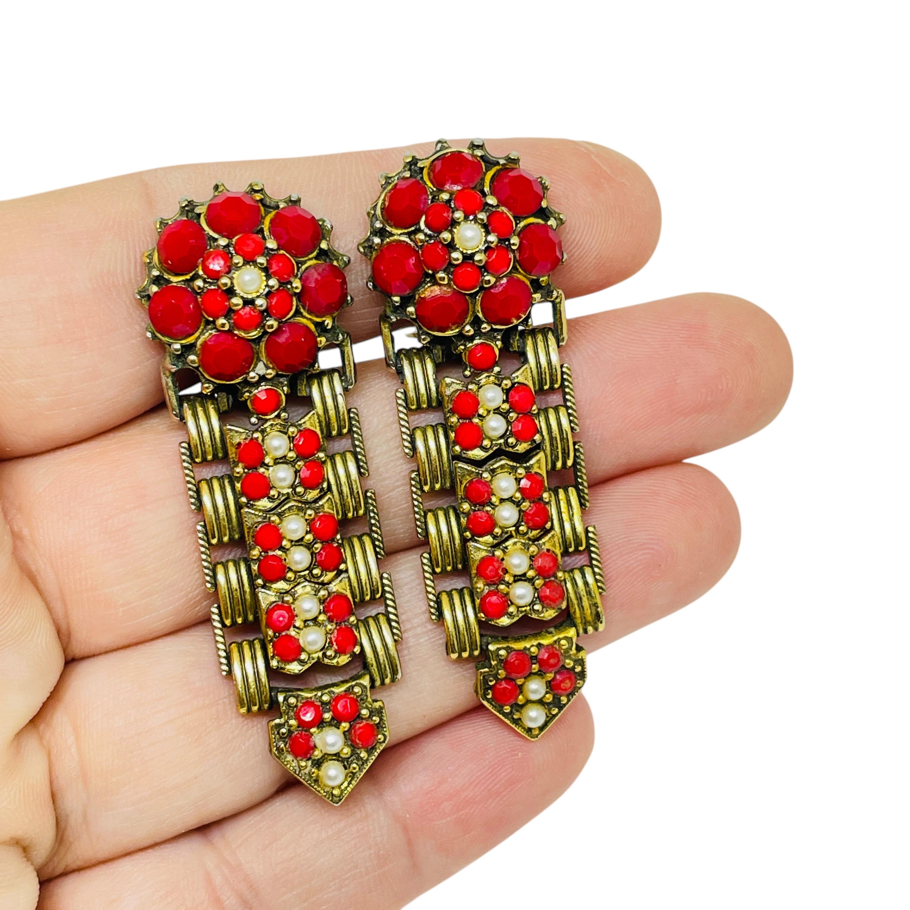 Donna Orecchini a clip d'epoca con perle finte e strass rossi di design in vendita