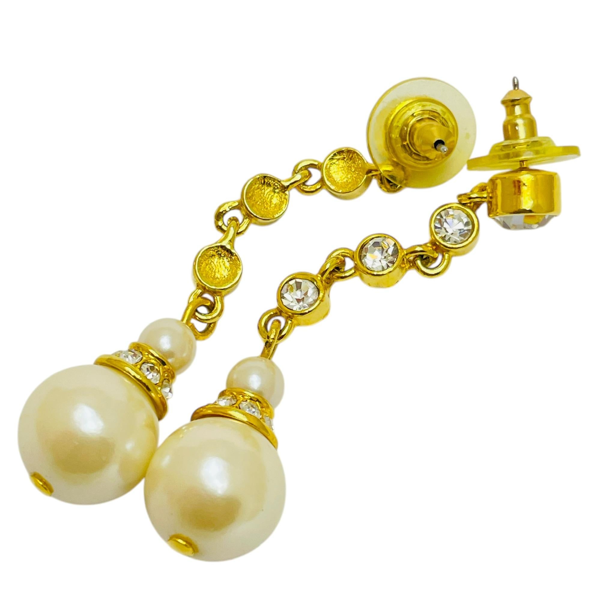 Vintage gold tone faux pearls rhinestone designer dangle earrings In Good Condition For Sale In Palos Hills, IL