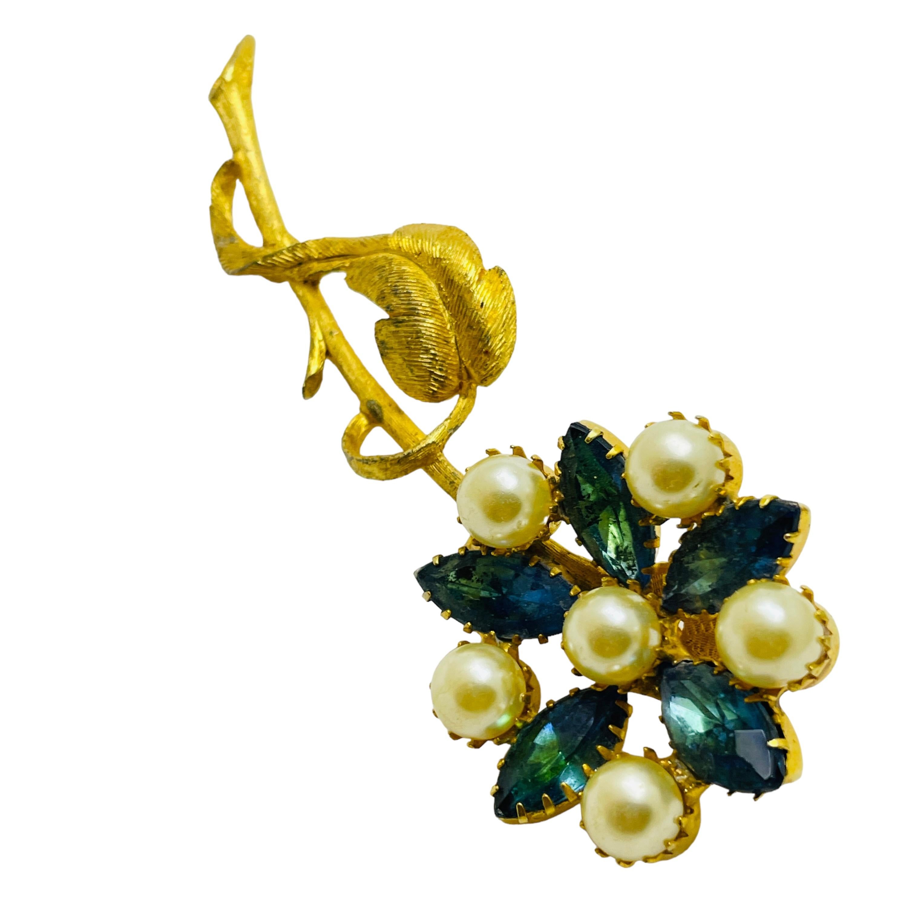 DETAILS

• unsigned  

• gold tone with faux pearls and rhinestones 

• vintage designer brooch 

MEASUREMENTS  

•

CONDITION

•  very good vintage condition with minimal signs of wear 

 Sku 40

❤️❤️  VINTAGE DESIGNER JEWELRY ❤️❤️

❤️❤️ 