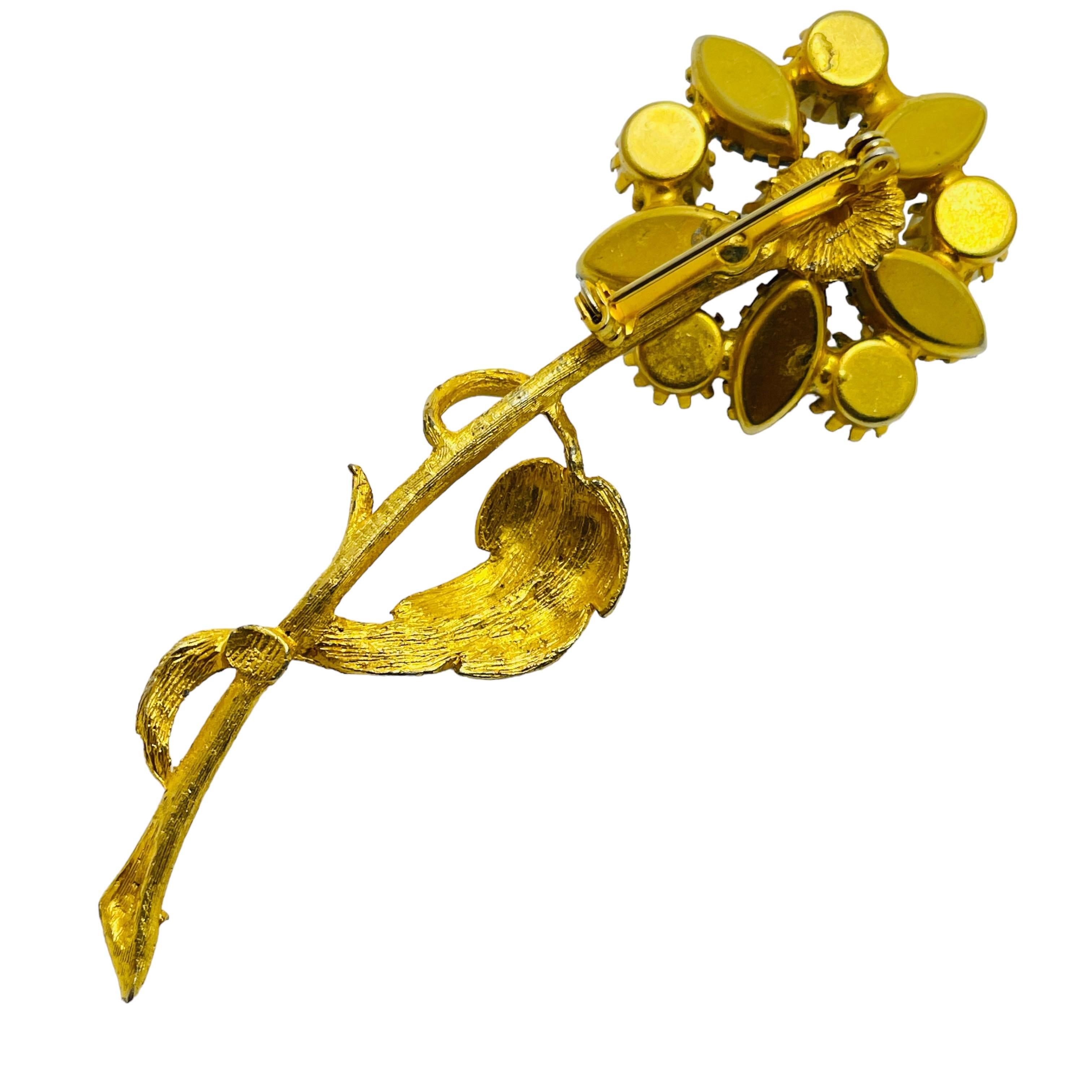 Vintage gold tone faux pearls rhinestone flower designer brooch In Good Condition For Sale In Palos Hills, IL